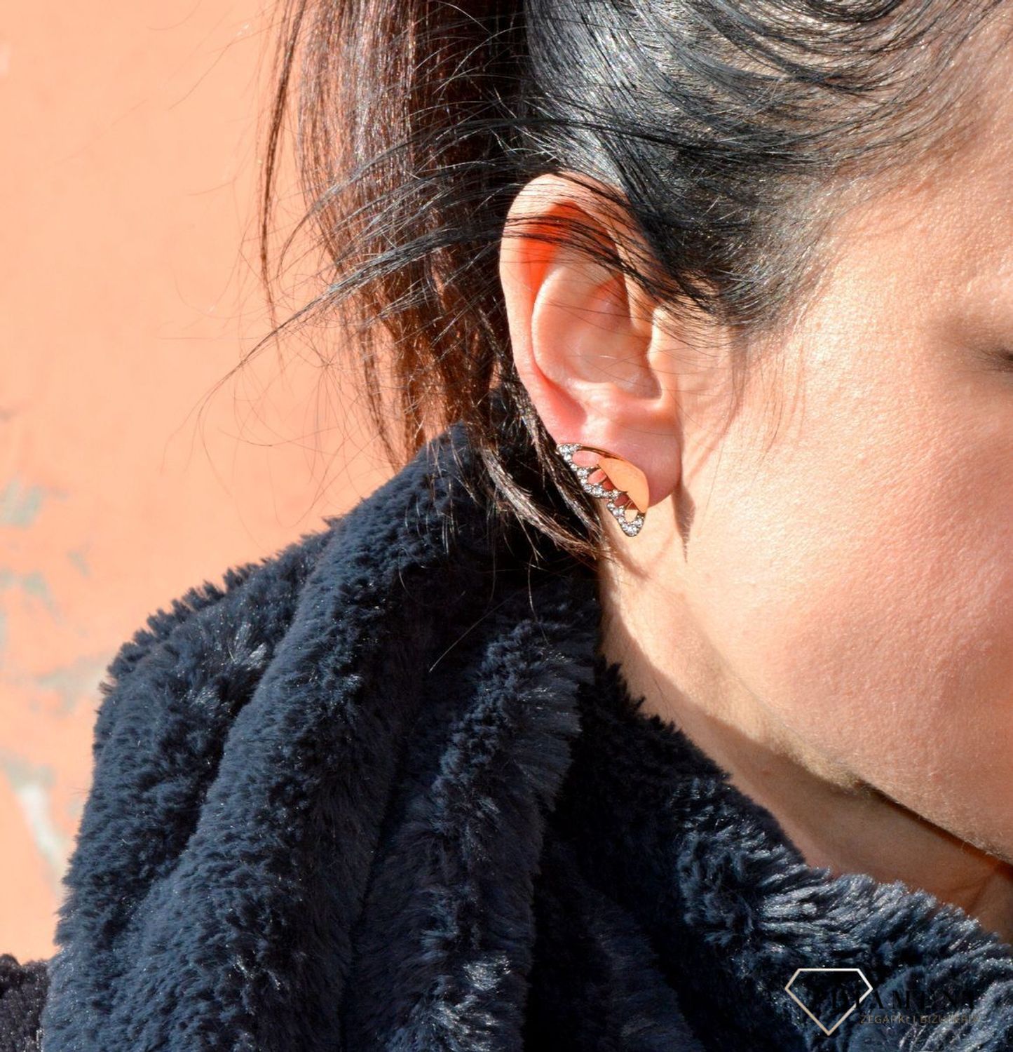 Kolczyki GUESS różowe złoto motylki ozdobione cyrkoniami UBE70189. Kolczyki GUESS w kolorze różowego złota 'świecące motylki'..jpg