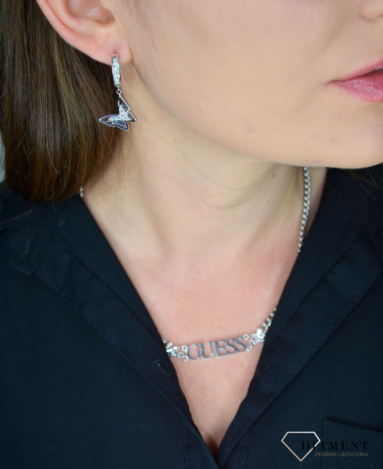 Kolczyki GUESS stalowe kółka z wiszącym motylkiem UBE70190.jpg