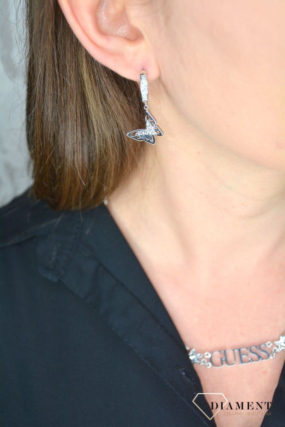 Kolczyki GUESS stalowe kółka z wiszącym motylkiem UBE70190.jpg