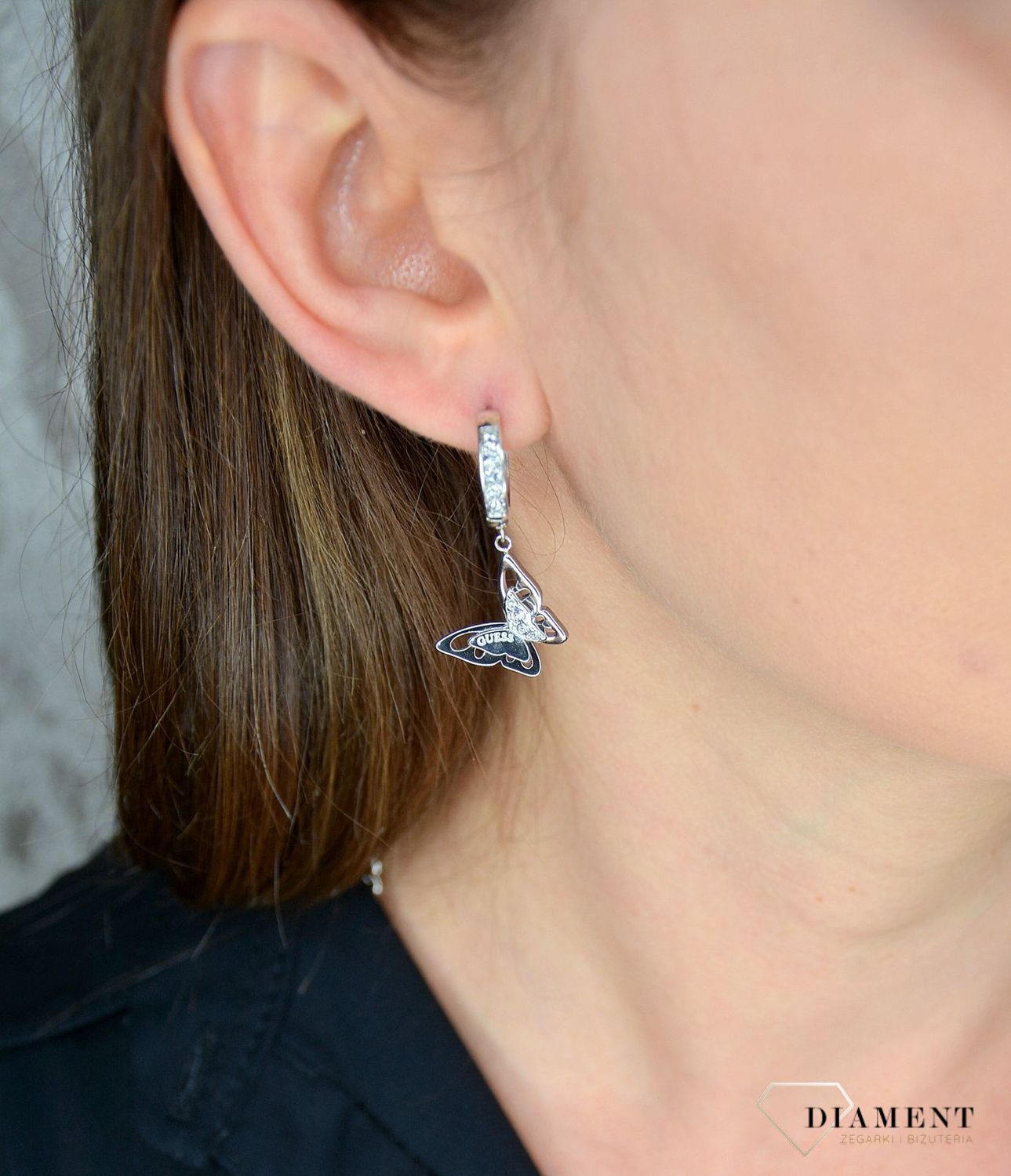 Kolczyki GUESS stalowe kółka z wiszącym motylkiem UBE70190.jpg