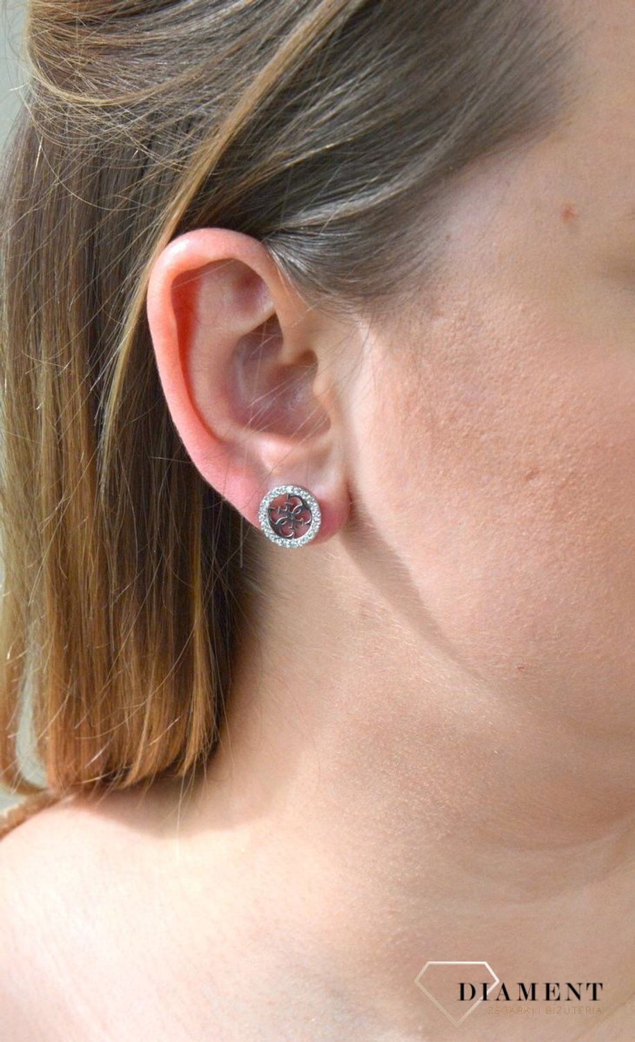 Kolczyki GUESS w kolorze srebra cztery litery 'G' z kryształkami UBE78004. Kolczyki GUESS w kolorze srebra cztery litery 'G' z kryształkami. Stalowe kolczyki  wykonane z najwyższej jakości stali w kolorze srebra ozdo.jpg