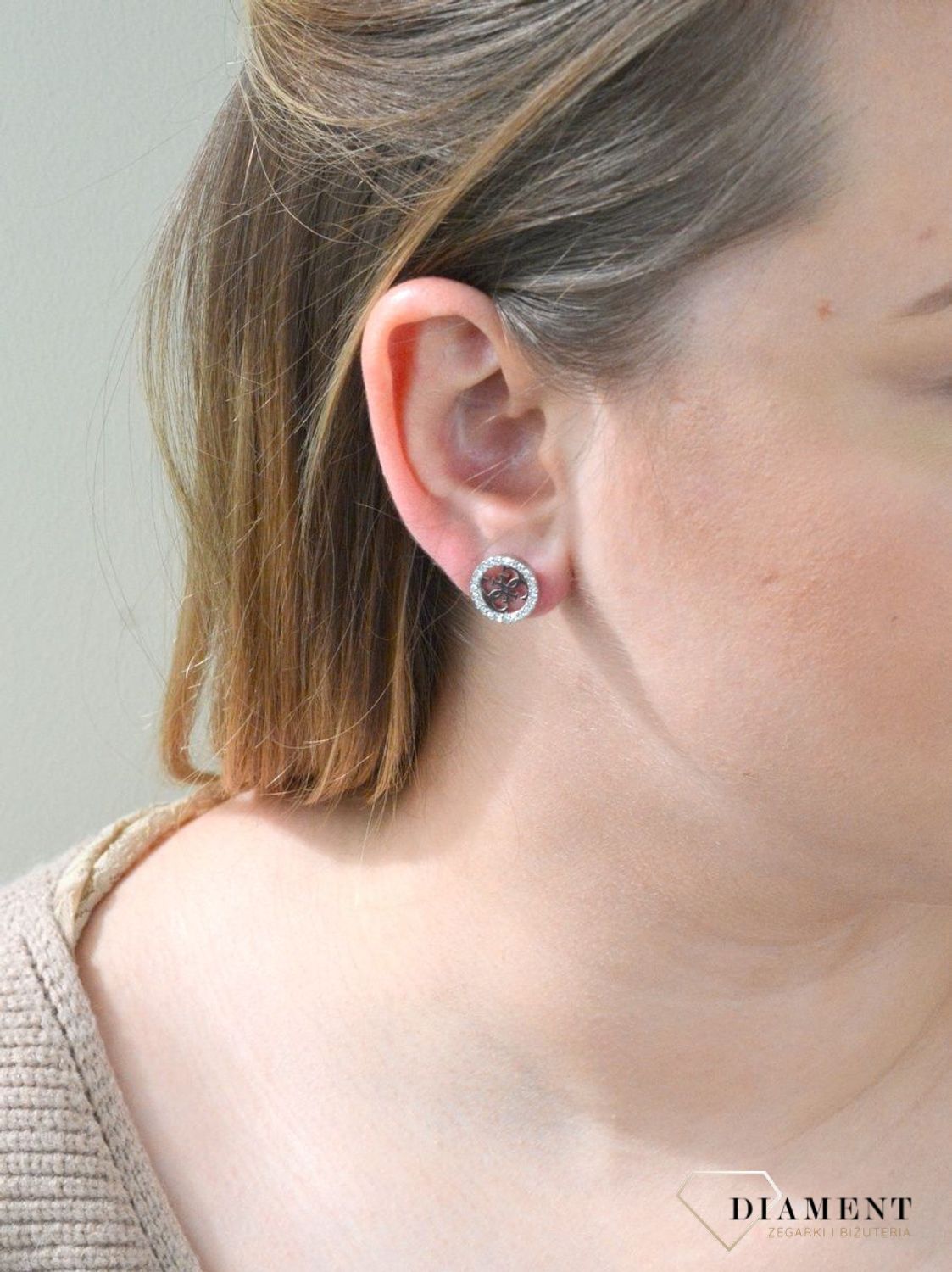 Kolczyki GUESS w kolorze srebra cztery litery 'G' z kryształkami UBE78004. Kolczyki GUESS w kolorze srebra cztery litery 'G' z kryształkami. Stalowe kolczyki  wykonane z najwyższej jakości stali w kolorze srebra ozdo.jpg