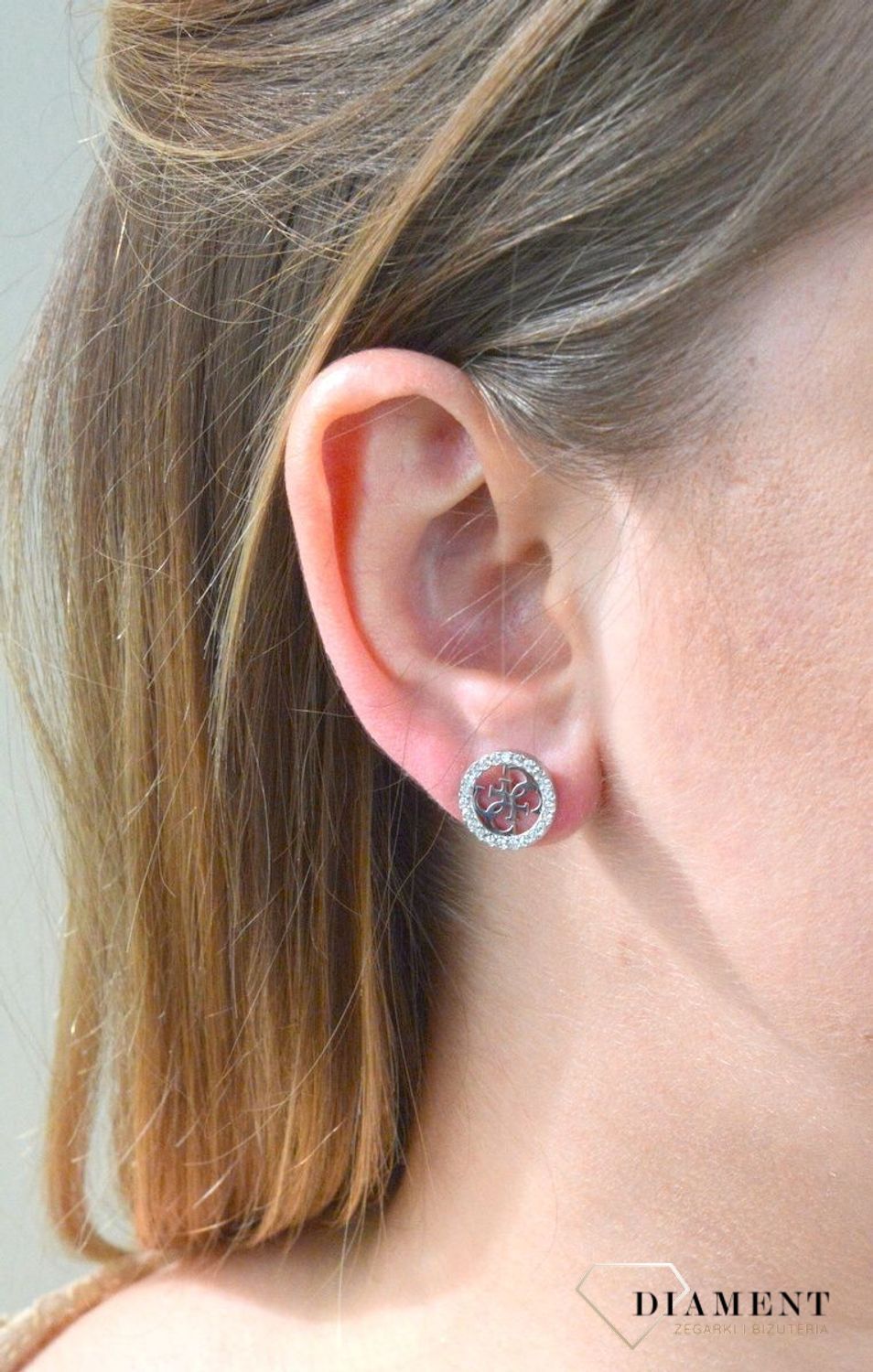 Kolczyki GUESS w kolorze srebra cztery litery 'G' z kryształkami UBE78004. Kolczyki GUESS w kolorze srebra cztery litery 'G' z kryształkami. Stalowe kolczyki  wykonane z najwyższej jakości stali w kolorze srebra ozdo.jpg