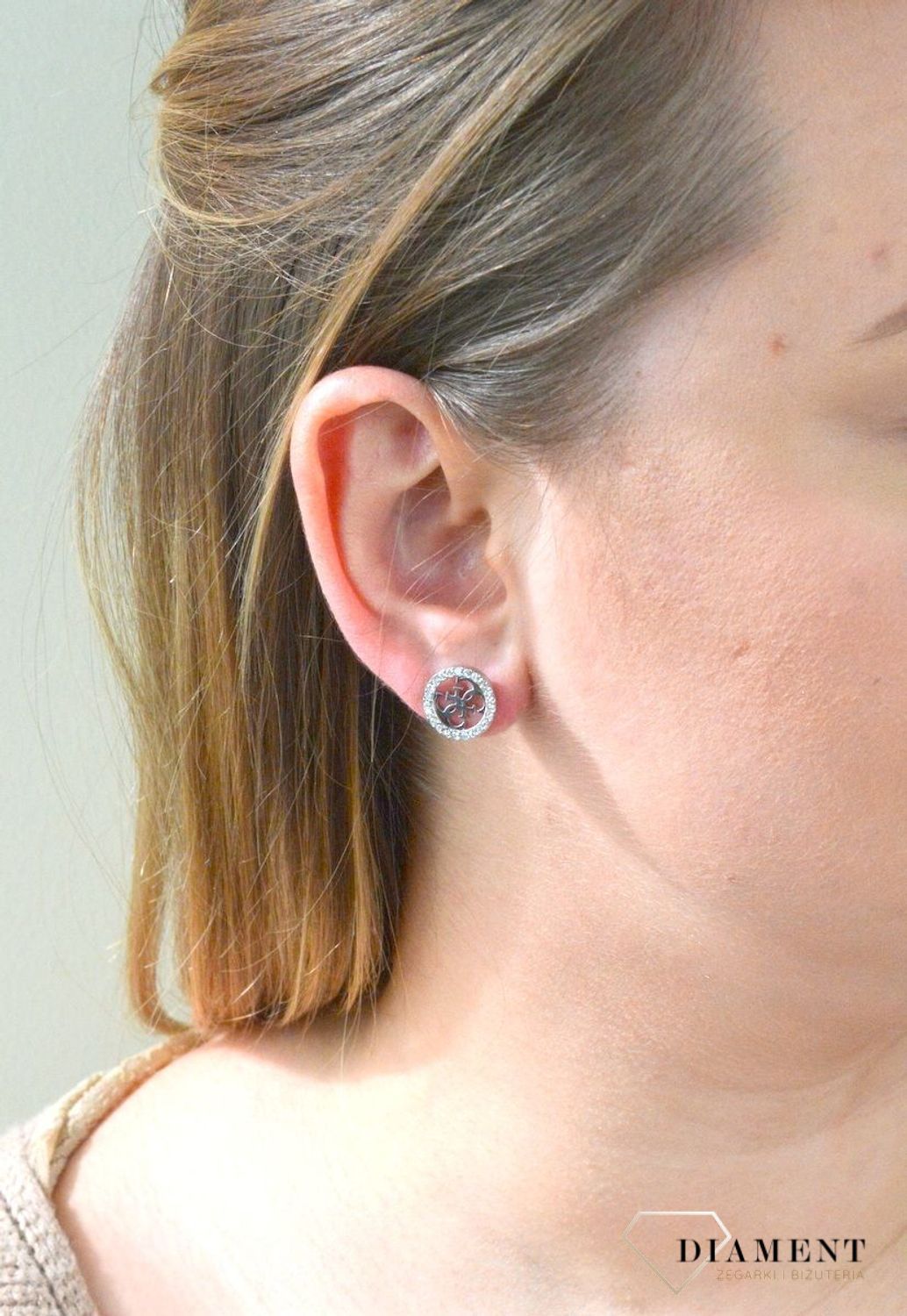 Kolczyki GUESS w kolorze srebra cztery litery 'G' z kryształkami UBE78004. Kolczyki GUESS w kolorze srebra cztery litery 'G' z kryształkami. Stalowe kolczyki  wykonane z najwyższej jakości stali w kolorze srebra ozdo.jpg