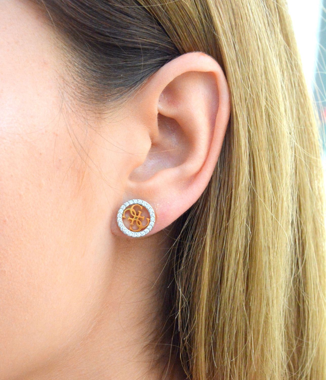 Kolczyki GUESS w kolorze złotym cztery litery 'G' z kryształkami UBE78005 Stalowe kolczyki pozłacane wykonane z najwyższej jakości stali w kolorze złotym. Eleganckie, srebrne kolczyki z ozdobnym elementem. Kolczyki z wygodny.jpg