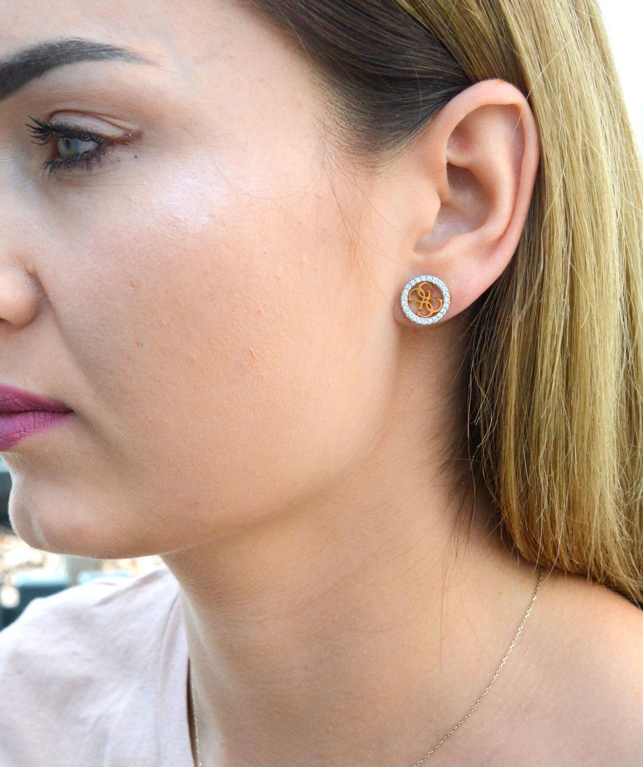 Kolczyki GUESS w kolorze złotym cztery litery 'G' z kryształkami UBE78005 Stalowe kolczyki pozłacane wykonane z najwyższej jakości stali w kolorze złotym. Eleganckie, srebrne kolczyki z ozdobnym elementem. Kolczyki z wygodny.jpg