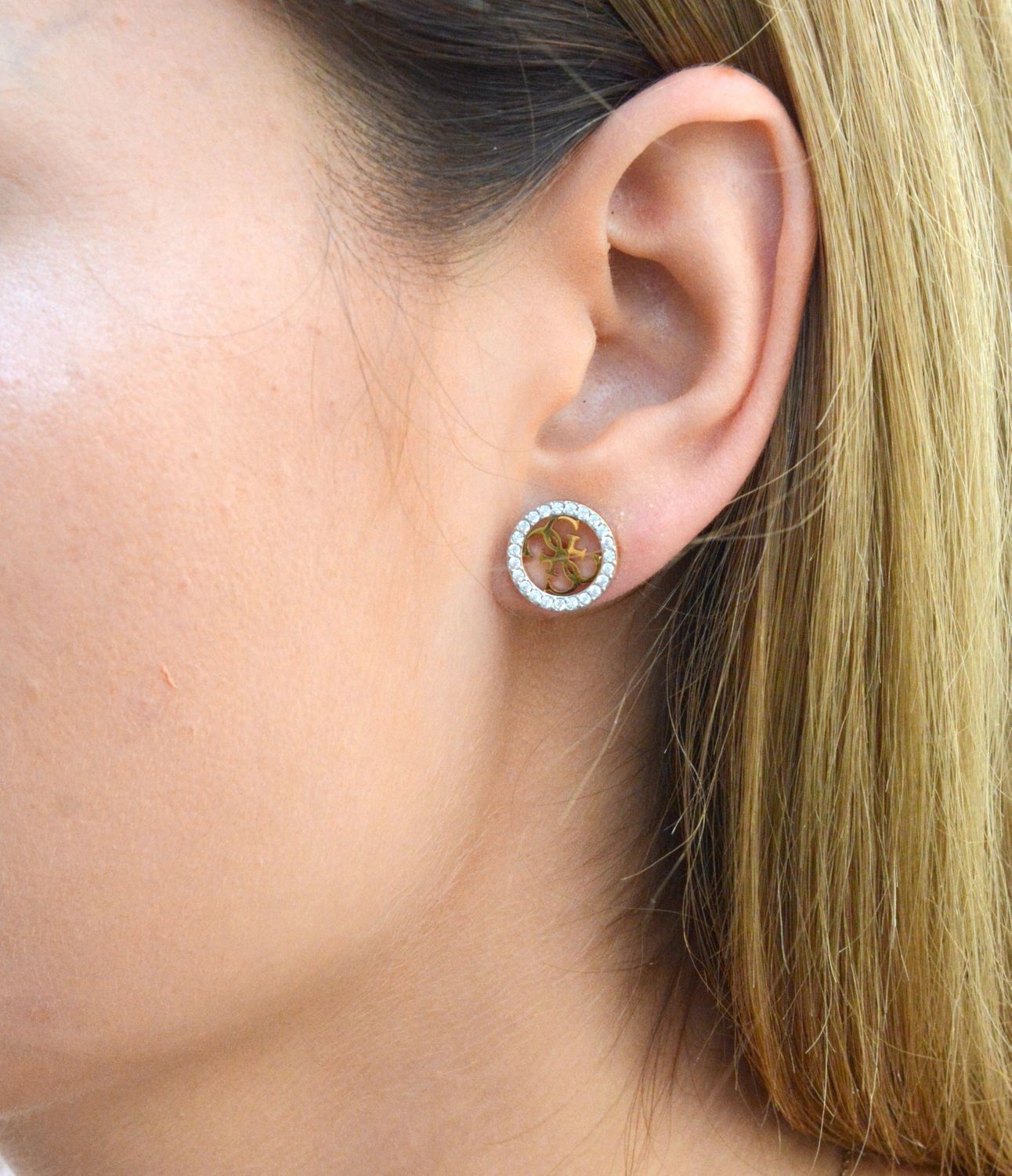 Kolczyki GUESS w kolorze złotym cztery litery 'G' z kryształkami UBE78005 Stalowe kolczyki pozłacane wykonane z najwyższej jakości stali w kolorze złotym. Eleganckie, srebrne kolczyki z ozdobnym elementem. Kolczyki z wygodny.jpg