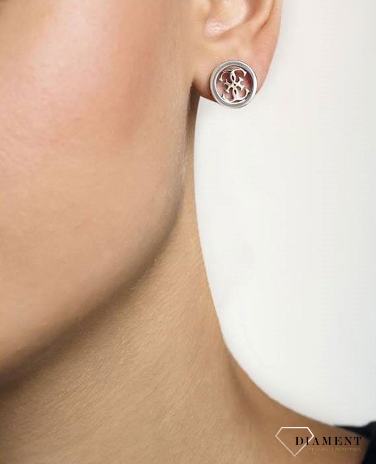 Kolczyki GUESS w kolorze srebra cztery litery 'G' UBE78007. Stalowe kolczyki wykonane z najwyższej jakości stali w kolorze srebra. Eleganckie, srebrne kolczyki z ozdobnym elementem. Kolczyki z wygodnym zapięciem na sztyft1.webp