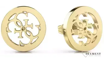 Kolczyki GUESS w kolorze złotym cztery litery 'G' Stalowe kolczyki pozłacane wykonana z najwyższej jakości stali w kolorze złotym. Eleganckie, srebrne kolczyki z ozdobnym elementem. Kolczyki z wygodnym zapięciem na s.webp