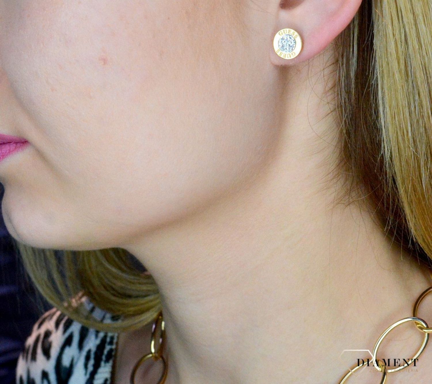 Złote kolczyki damskie GUESS przy uchu z cyrkoniami UBE78023.jpg