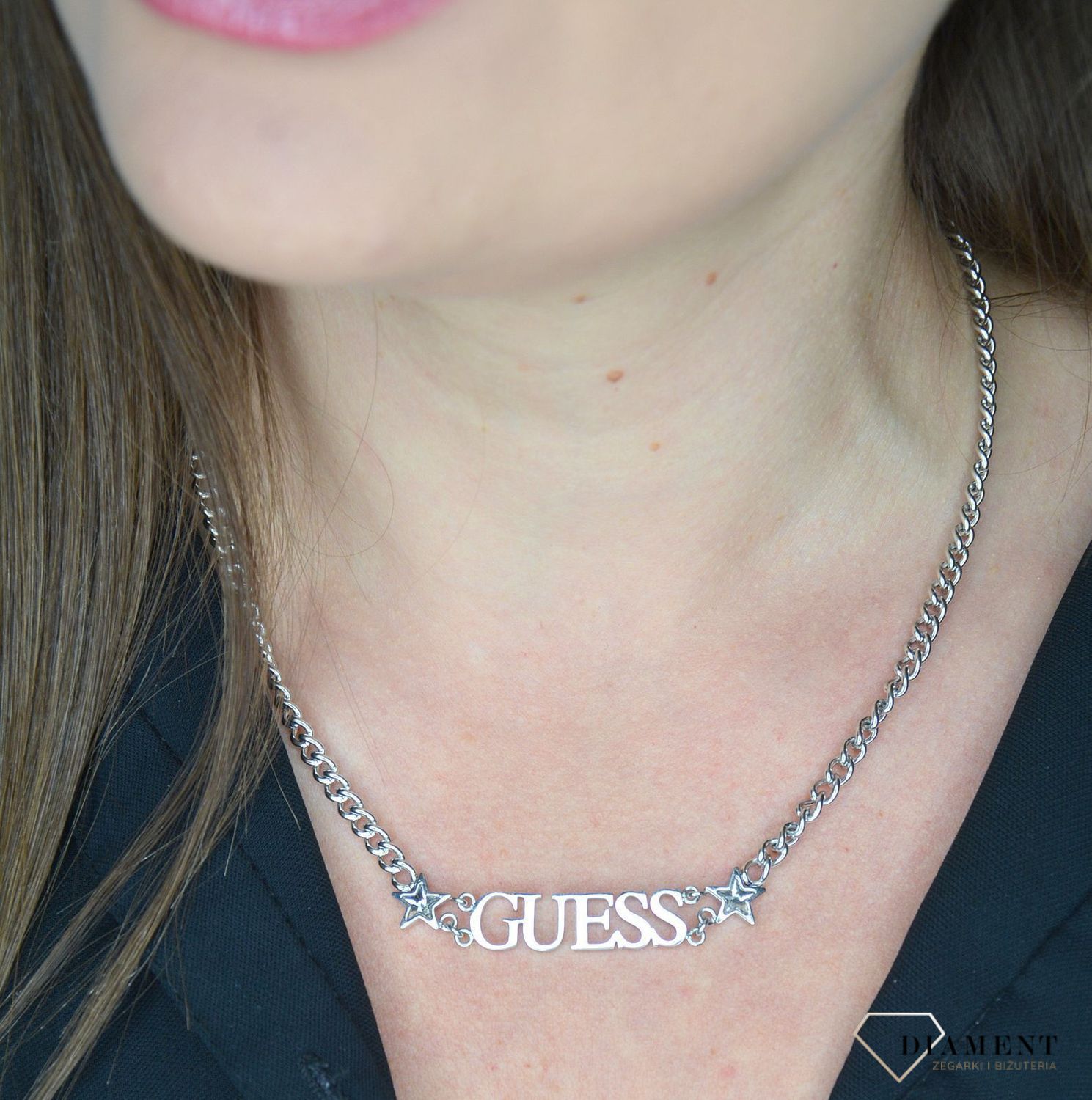 Naszyjnik GUESS stalowy napis z gwiazdkami, łańcuszek pancerka UBN70063.jpg