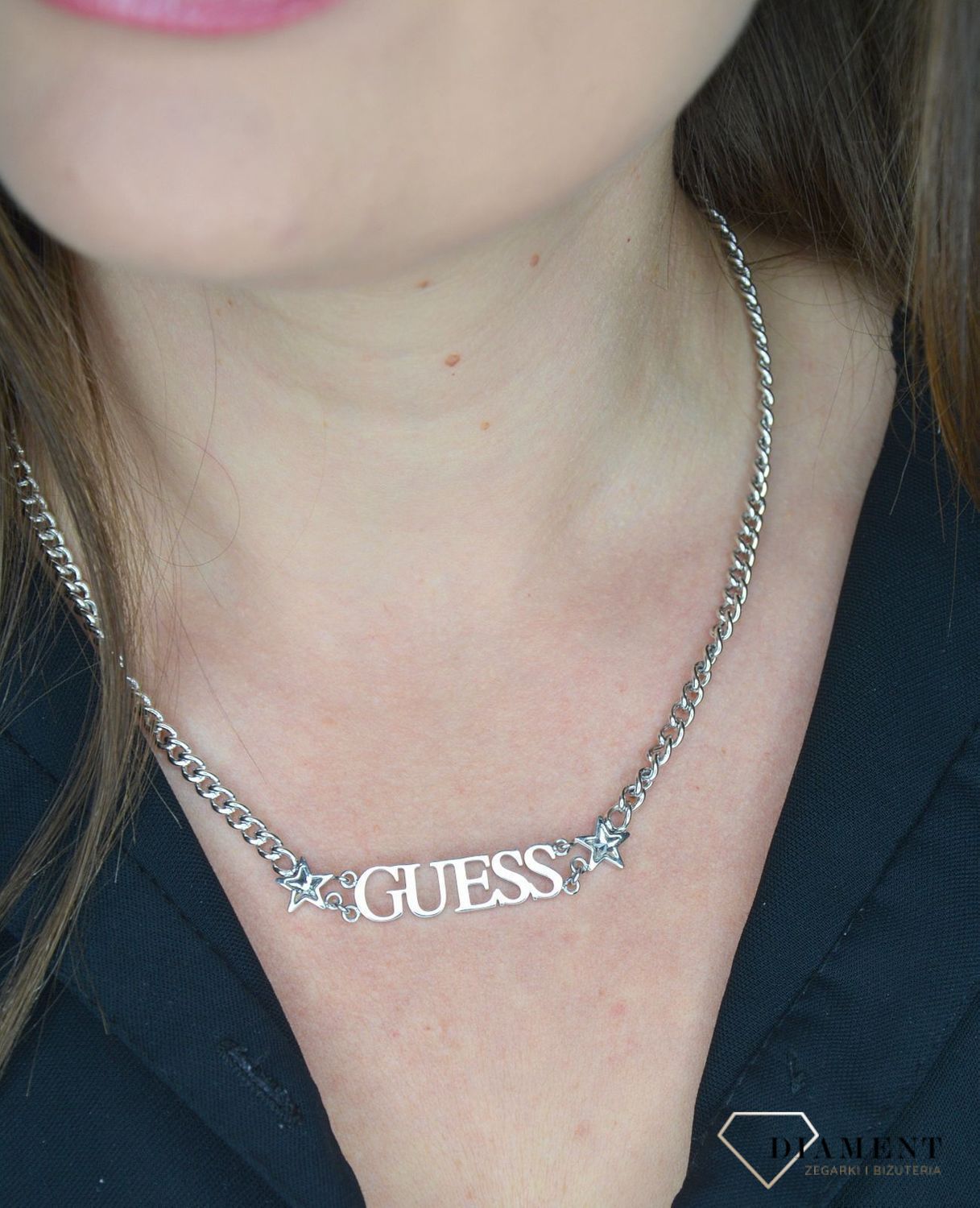 Naszyjnik GUESS stalowy napis z gwiazdkami, łańcuszek pancerka UBN70063.jpg