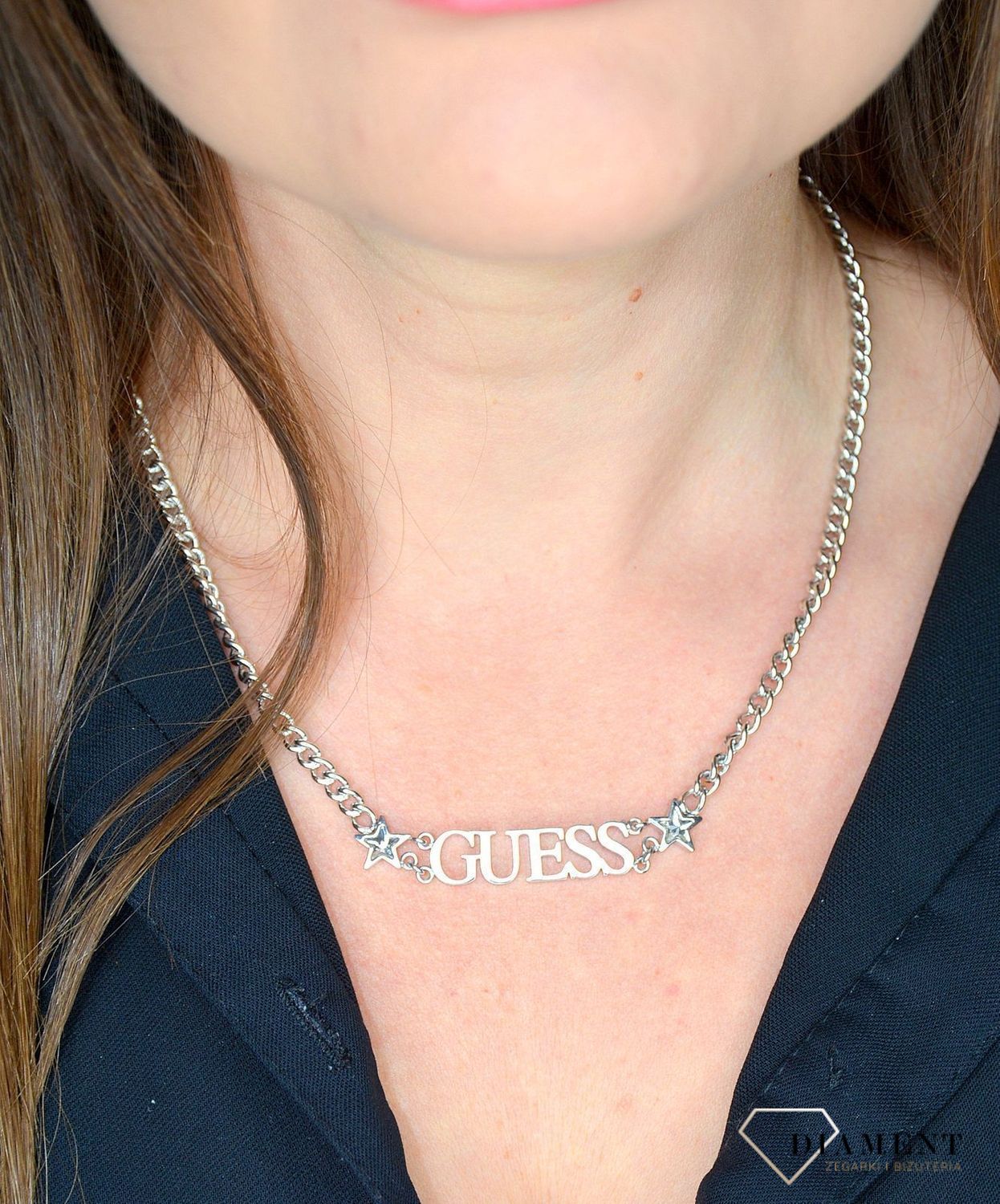 Naszyjnik GUESS stalowy napis z gwiazdkami, łańcuszek pancerka UBN70063.jpg
