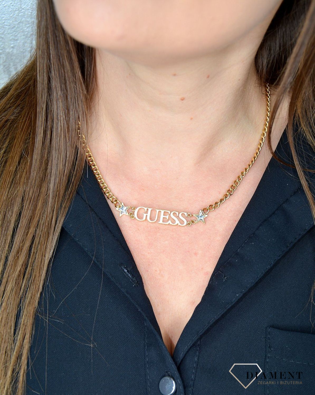 Naszyjnik GUESS pozłacany napis Guess z gwiazdkami UBN70064.jpg