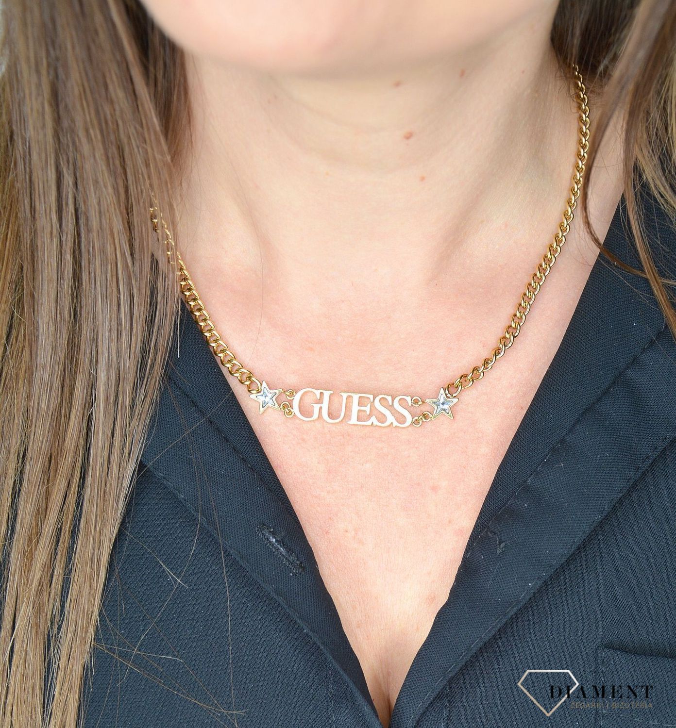 Naszyjnik GUESS pozłacany napis Guess z gwiazdkami UBN70064.jpg