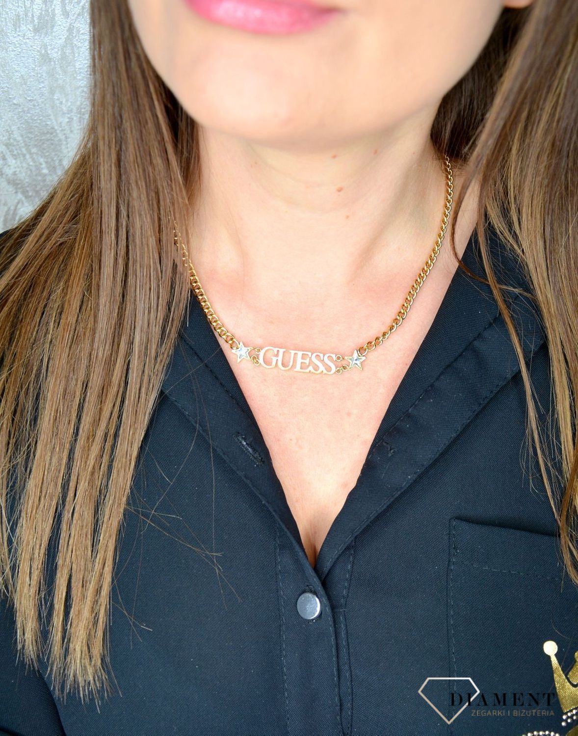 Naszyjnik GUESS pozłacany napis Guess z gwiazdkami UBN70064.jpg