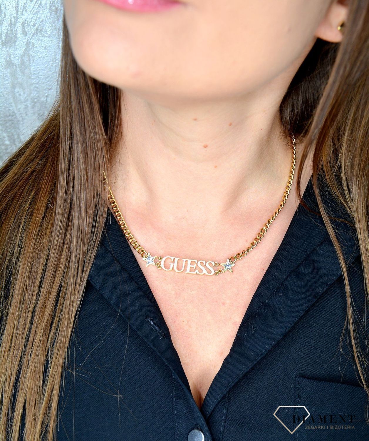 Naszyjnik GUESS pozłacany napis Guess z gwiazdkami UBN70064.jpg