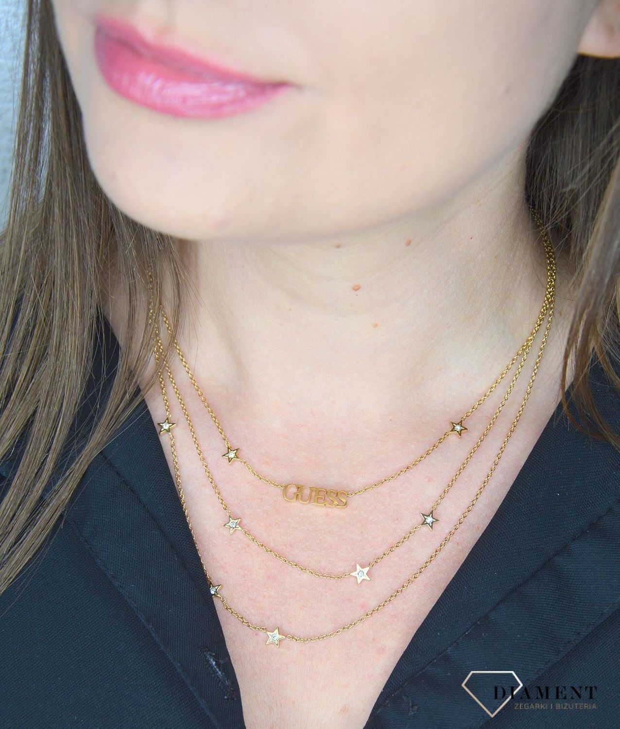 Naszyjnik GUESS potrójny pozłacany z gwiazdkami i napisem UBN70066.jpg