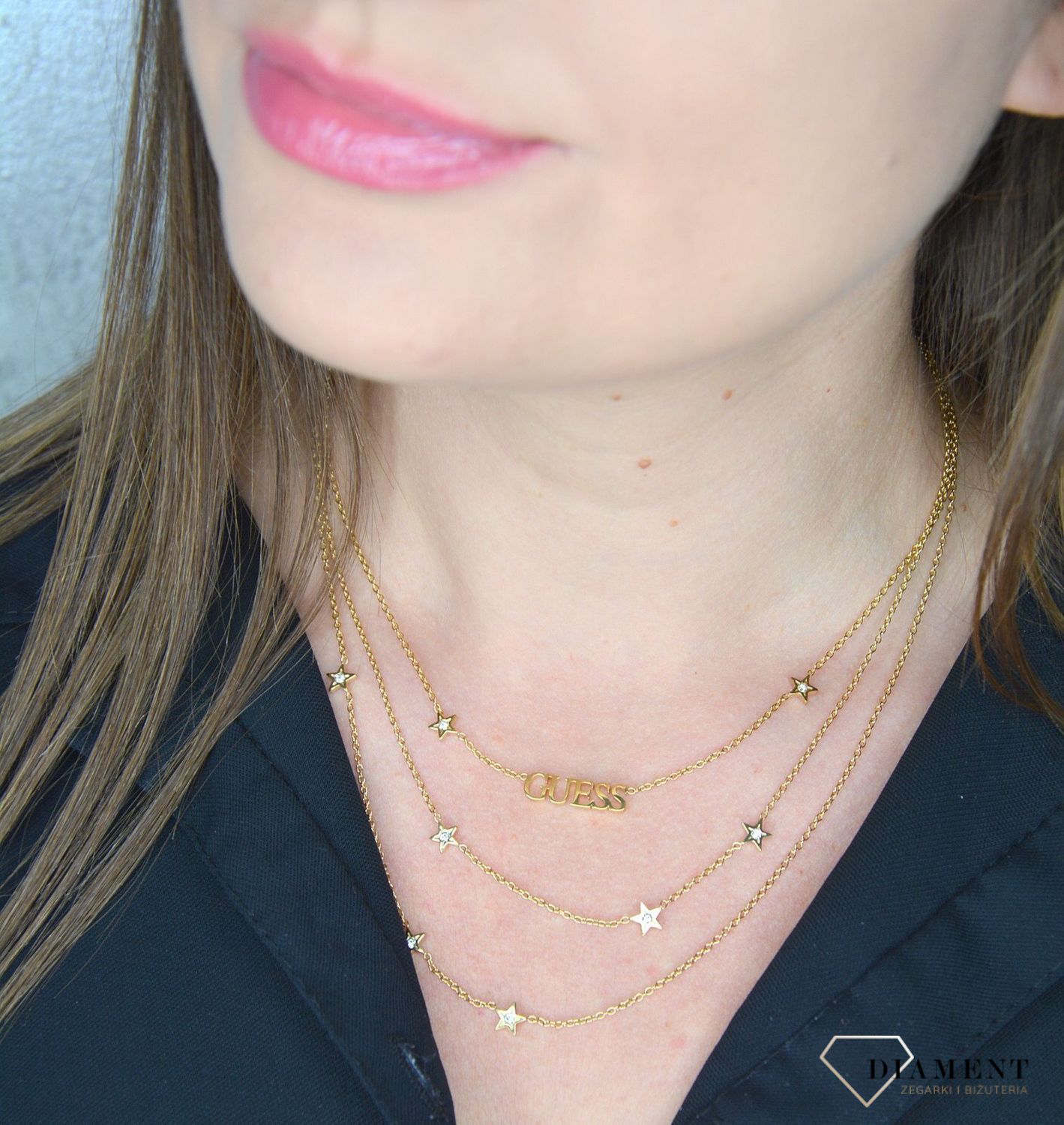 Naszyjnik GUESS potrójny pozłacany z gwiazdkami i napisem UBN70066.jpg