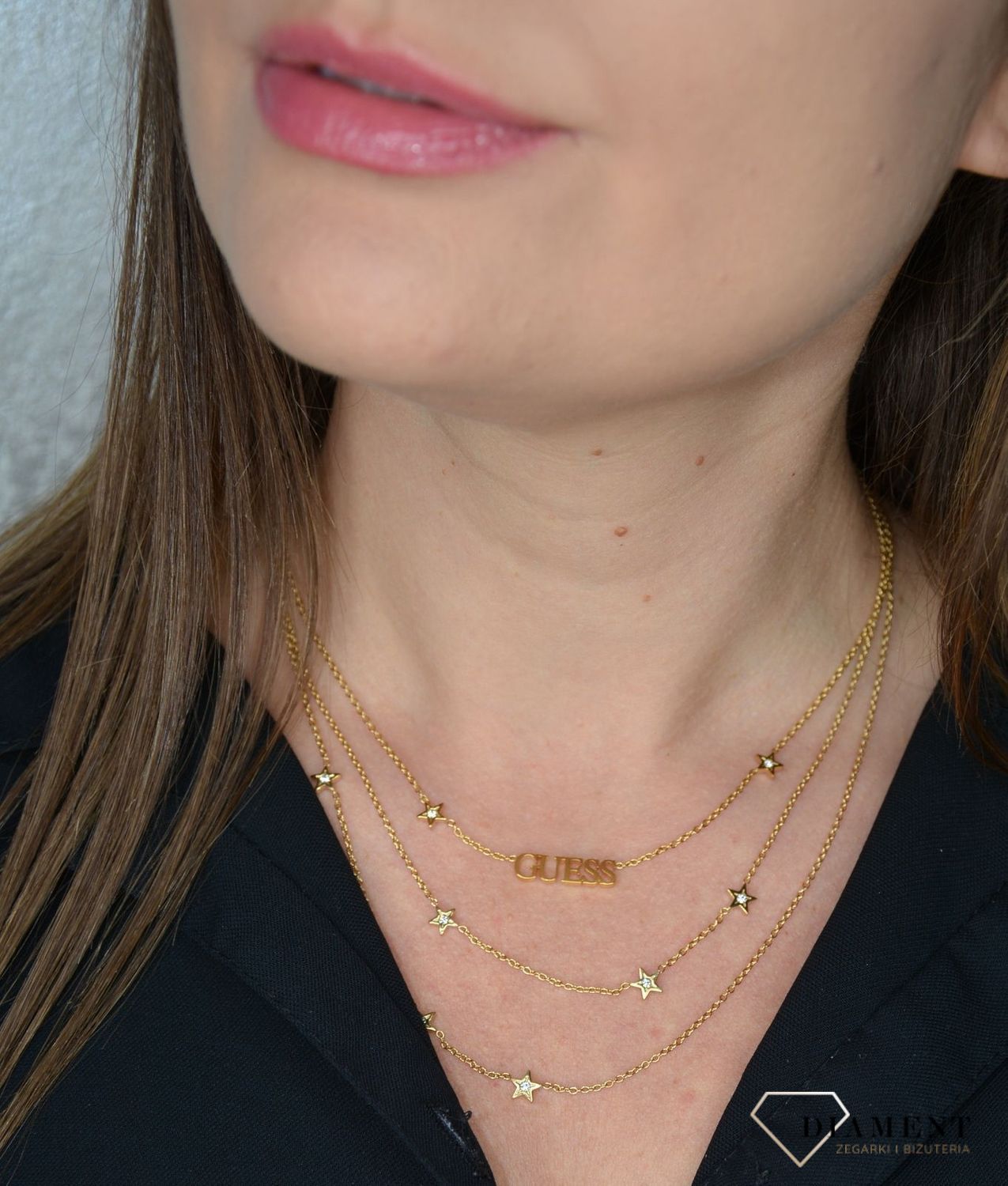 Naszyjnik GUESS potrójny pozłacany z gwiazdkami i napisem UBN70066.jpg
