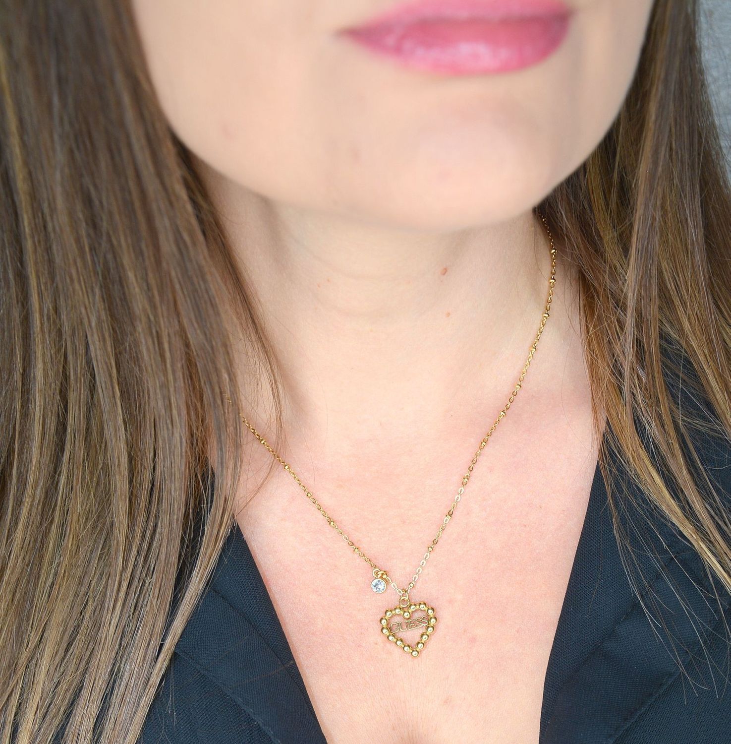 Naszyjnik GUESS pozłacany z sercem z drobnych kuleczek UBN700768.jpg