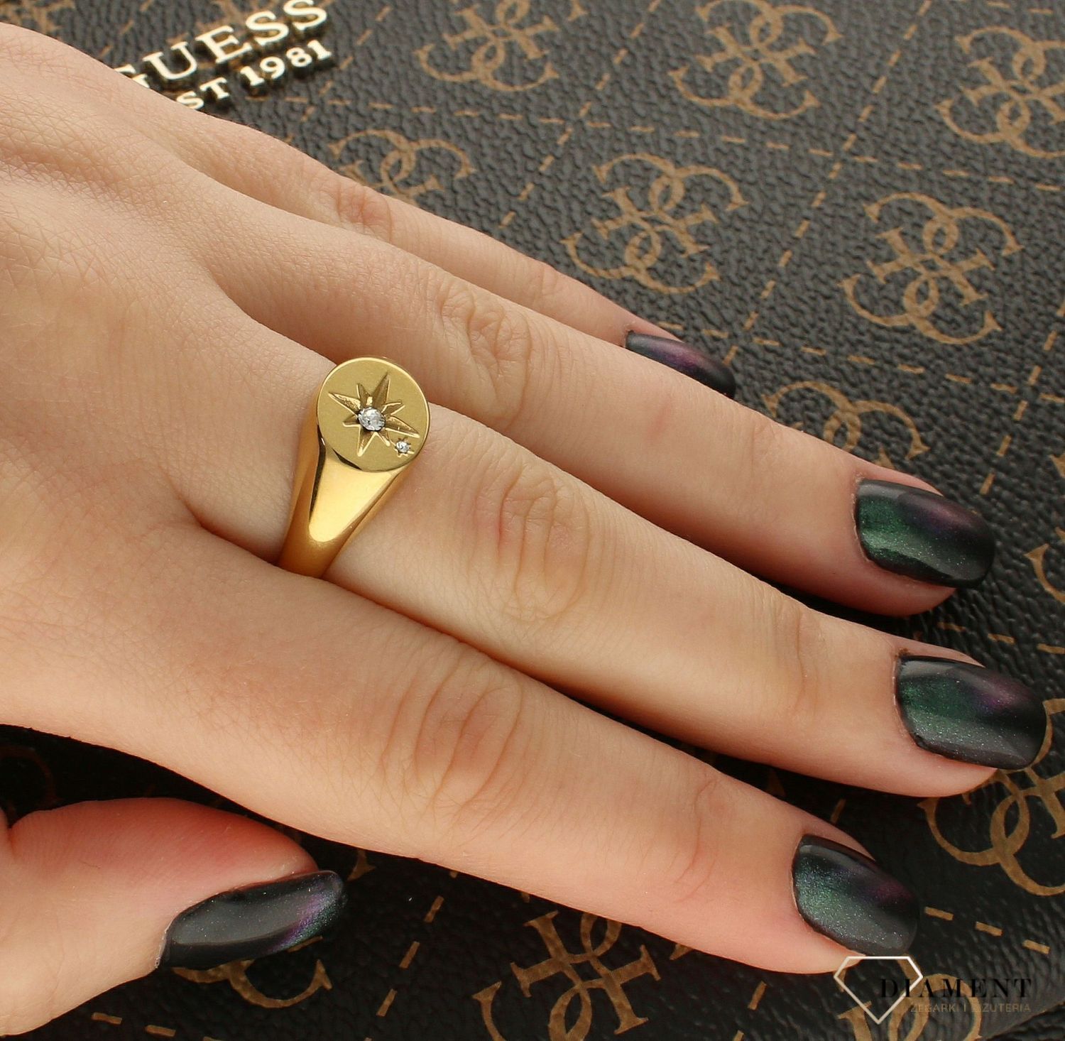 Kryształowy sygnet złoty Guess UBR20011.jpg