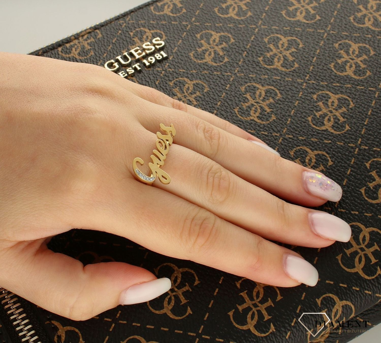 Pierścionek pozłacany duży napis GUESS UBR70020sdss.jpg