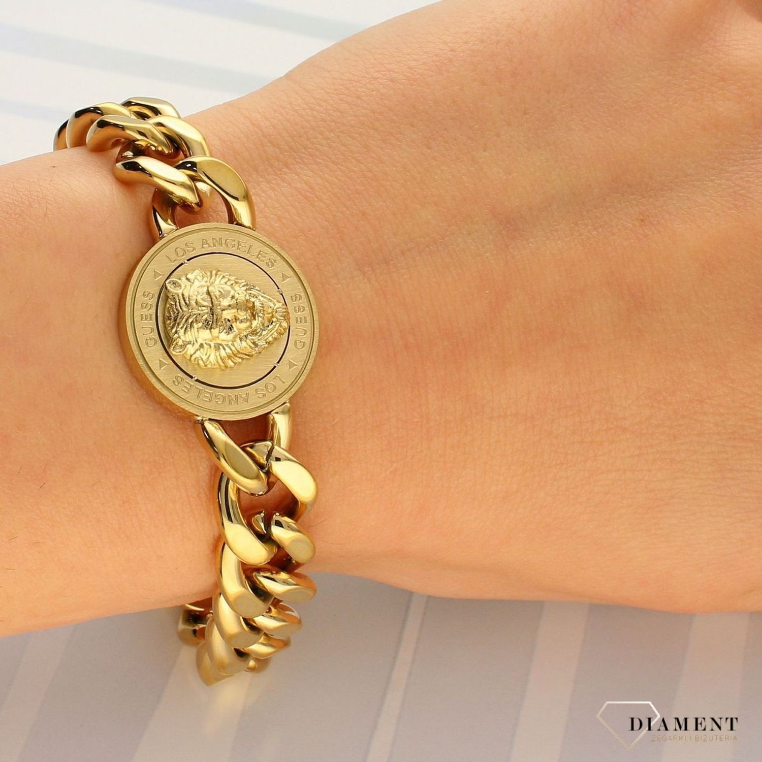 Bransoletka w kolorze złotym z lwem  UMB20022-S.  Bransoletka damska GUESS w kolorze złotym.jpg