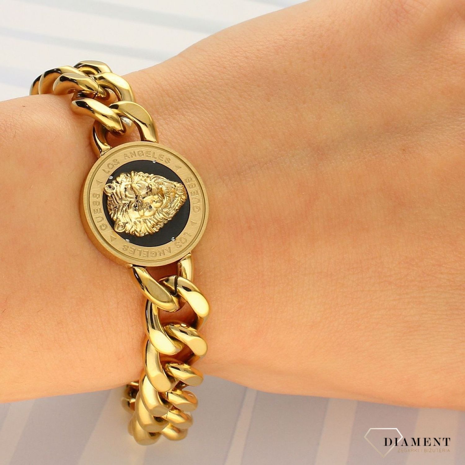 Bransoletka w kolorze złotym z lwem  UMB20023-L. Bransoletka damska GUESS w kolorze złotym.jpg