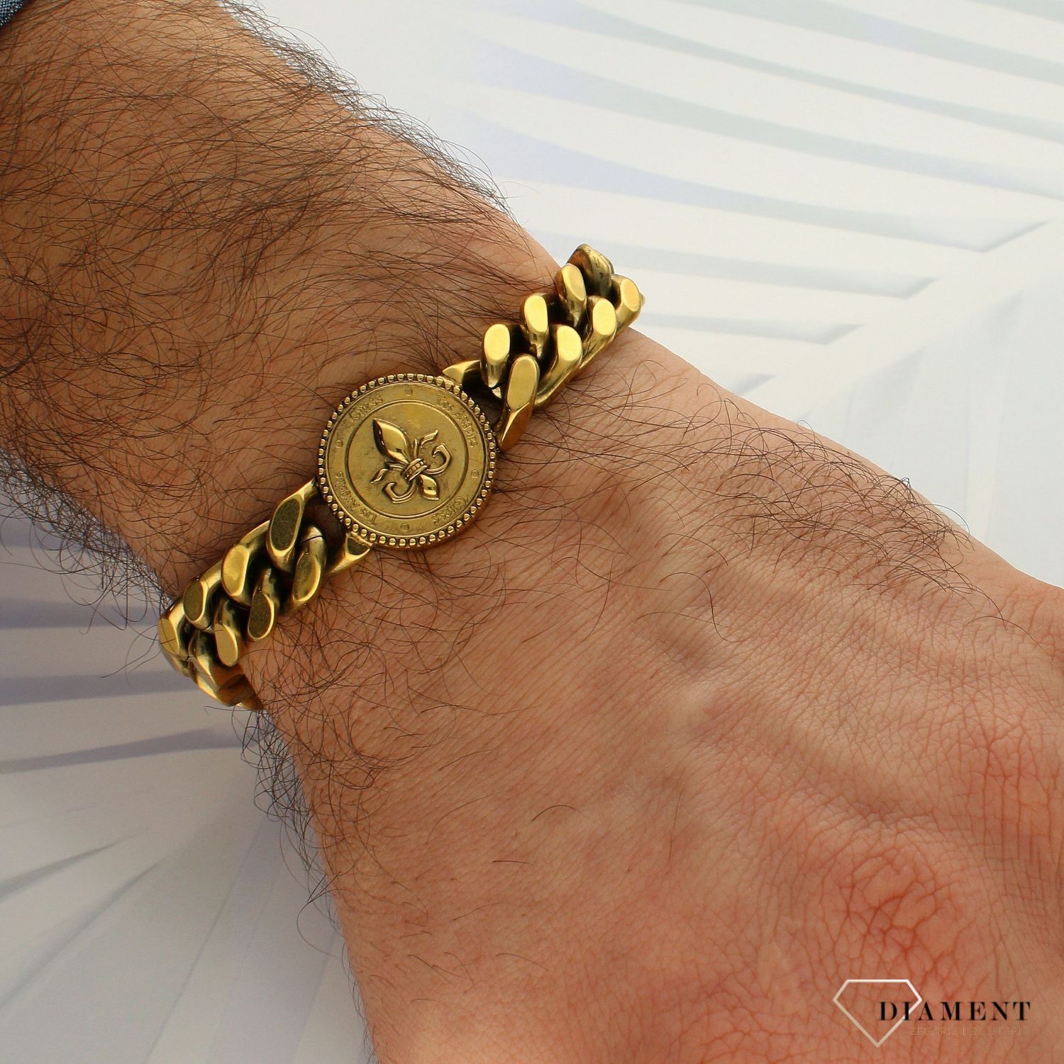 Bransoletka męska GUESS w kolorze złotym. Bransoletka GUESS w formie złotej pancerki. Bransoletka, która świetnie się sprawdzi jako dodatek do stylizacji. Bransoletkę można zestawić z ulubionym zegarkiem..jpg