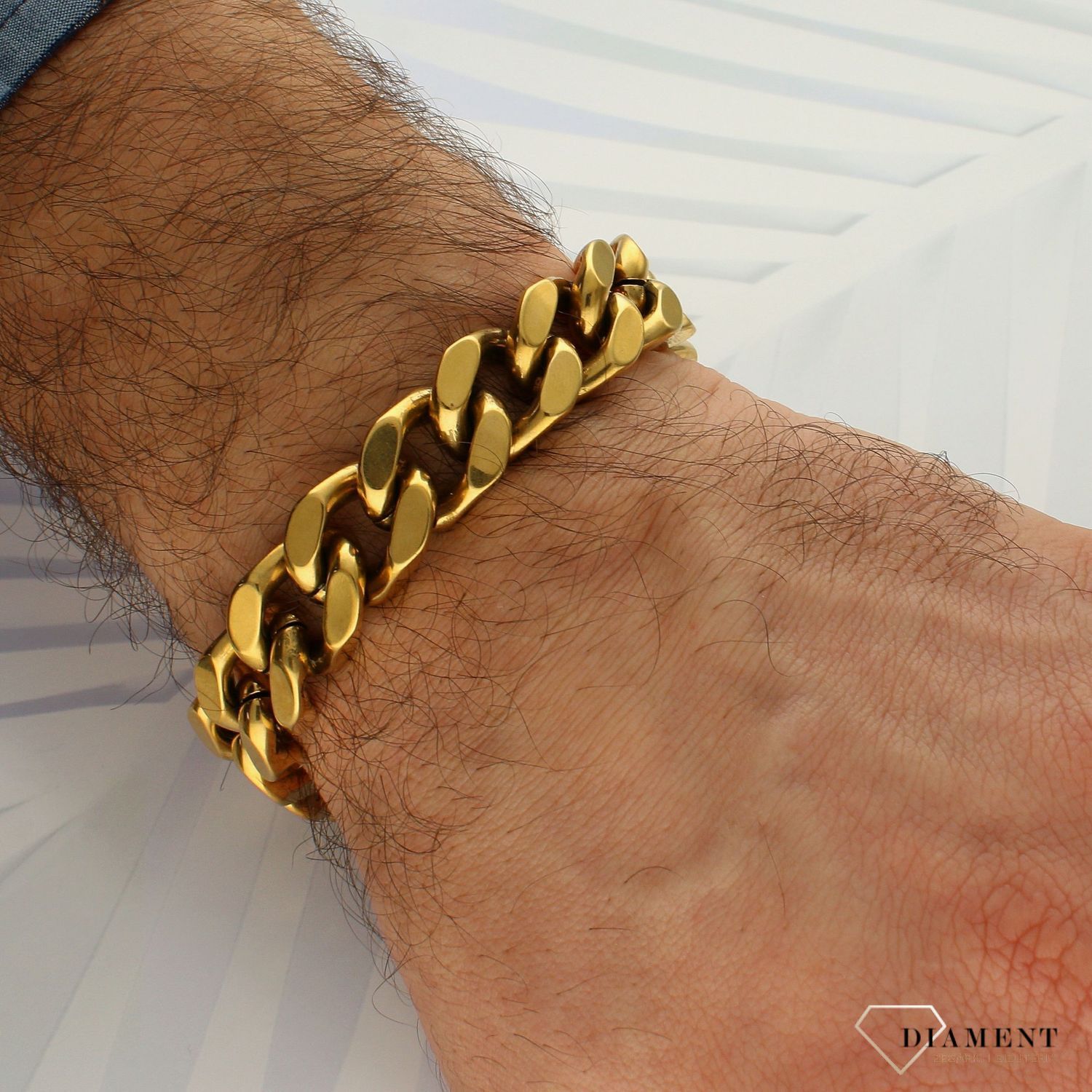 Bransoletka męska GUESS w kolorze złotym. Bransoletka GUESS w formie złotej pancerki. Bransoletka, która świetnie się sprawdzi jako dodatek do stylizacji. Bransoletkę można zestawić z ulubionym zegarkiem.jpg