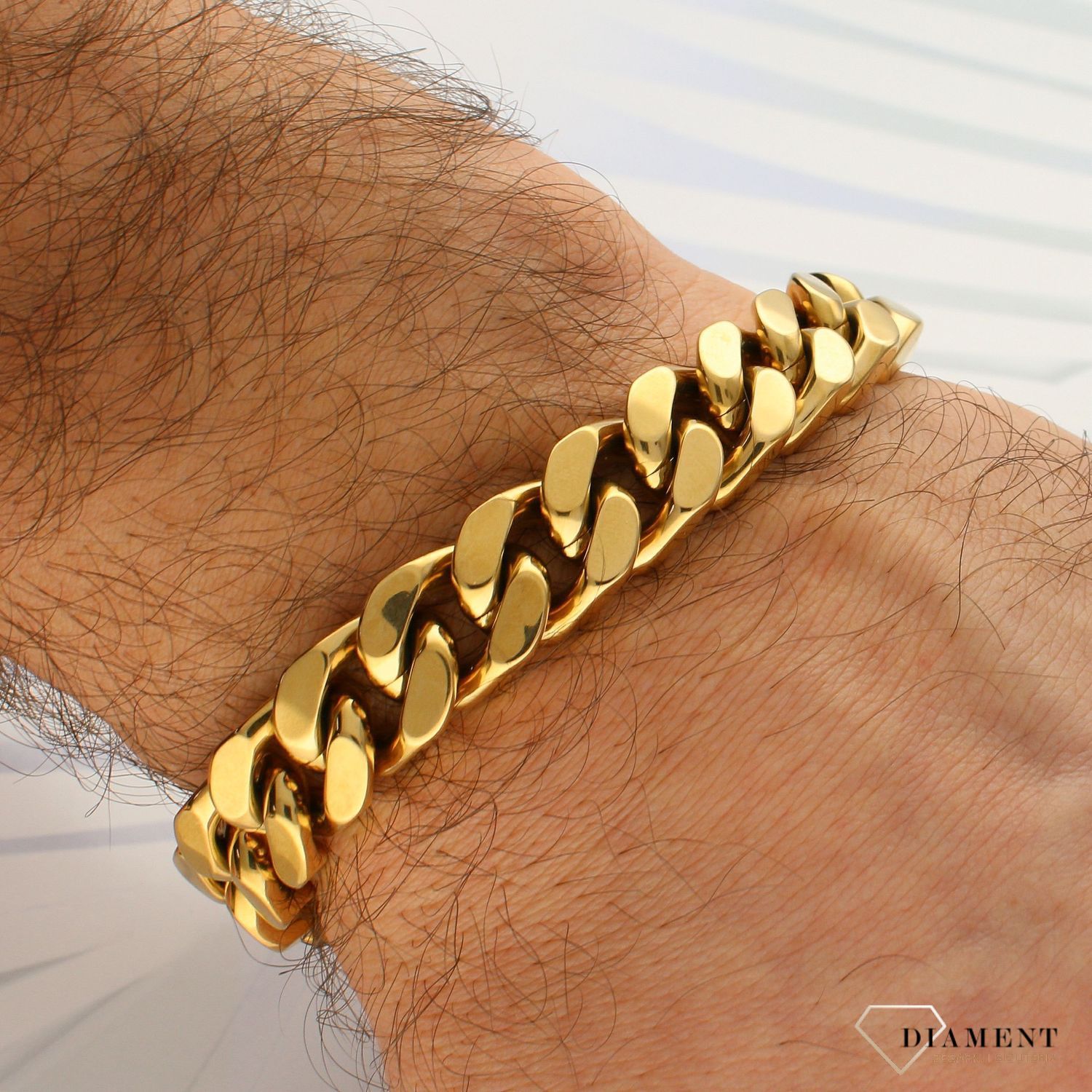 Bransoletka męska GUESS w kolorze złotym. Bransoletka GUESS w formie złotej pancerki. Bransoletka, która świetnie się sprawdzi jako dodatek do stylizacji. Bransoletkę można zestawić (2).jpg