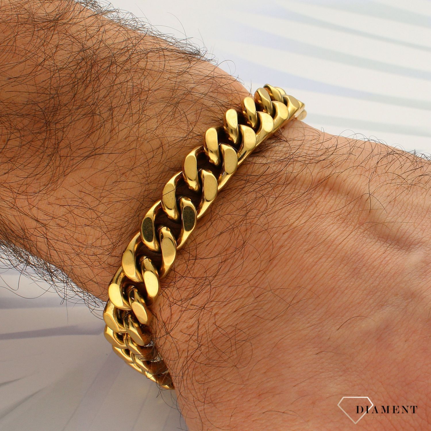 Bransoletka męska GUESS w kolorze złotym. Bransoletka GUESS w formie złotej pancerki. Bransoletka, która świetnie się sprawdzi jako dodatek do stylizacji. Bransoletkę można zestawić (2).jpg