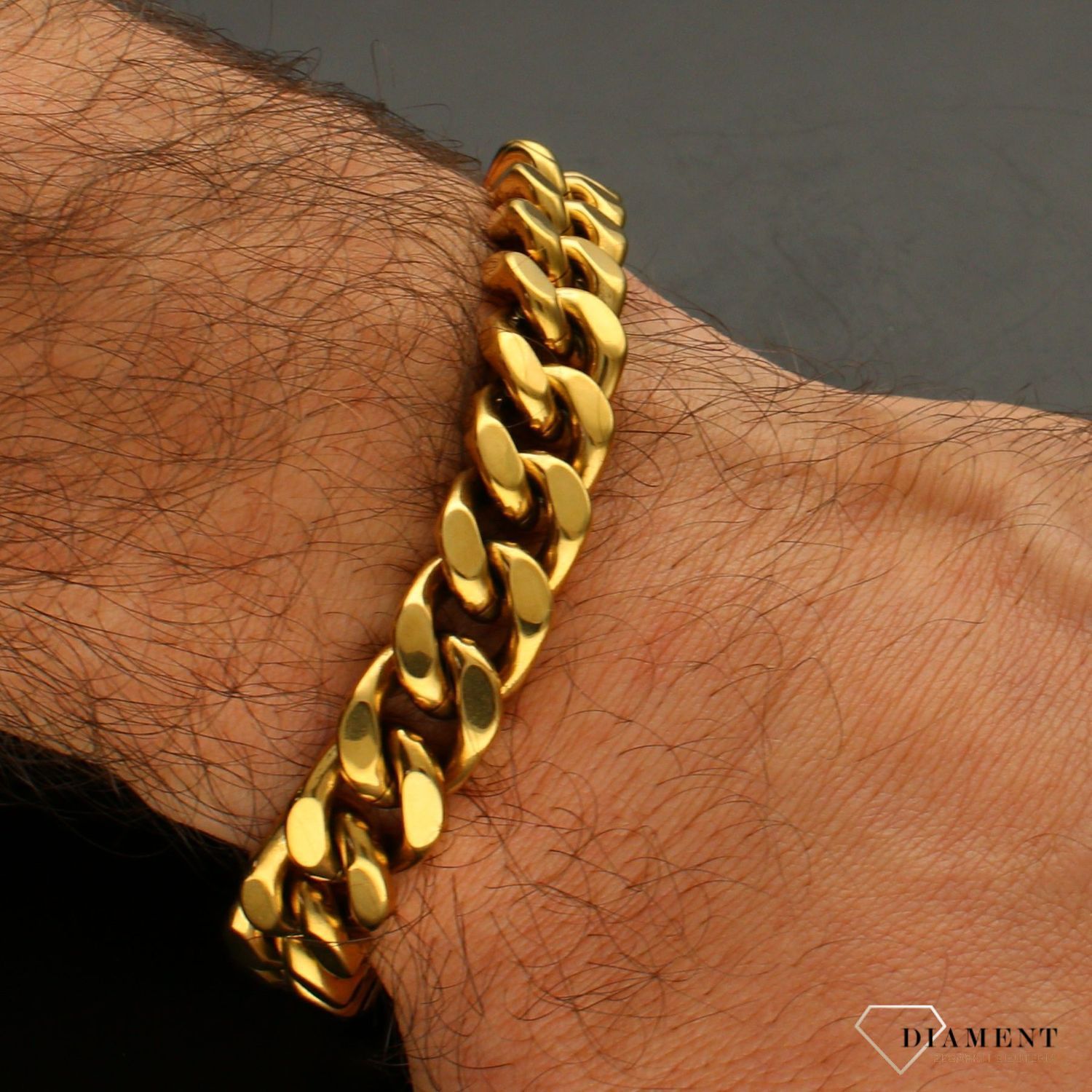 Bransoletka męska GUESS w kolorze złotym. Bransoletka GUESS w formie złotej pancerki. Bransoletka, która świetnie się sprawdzi jako dodatek do stylizacji. Bransoletkę można zestawić (2).jpg