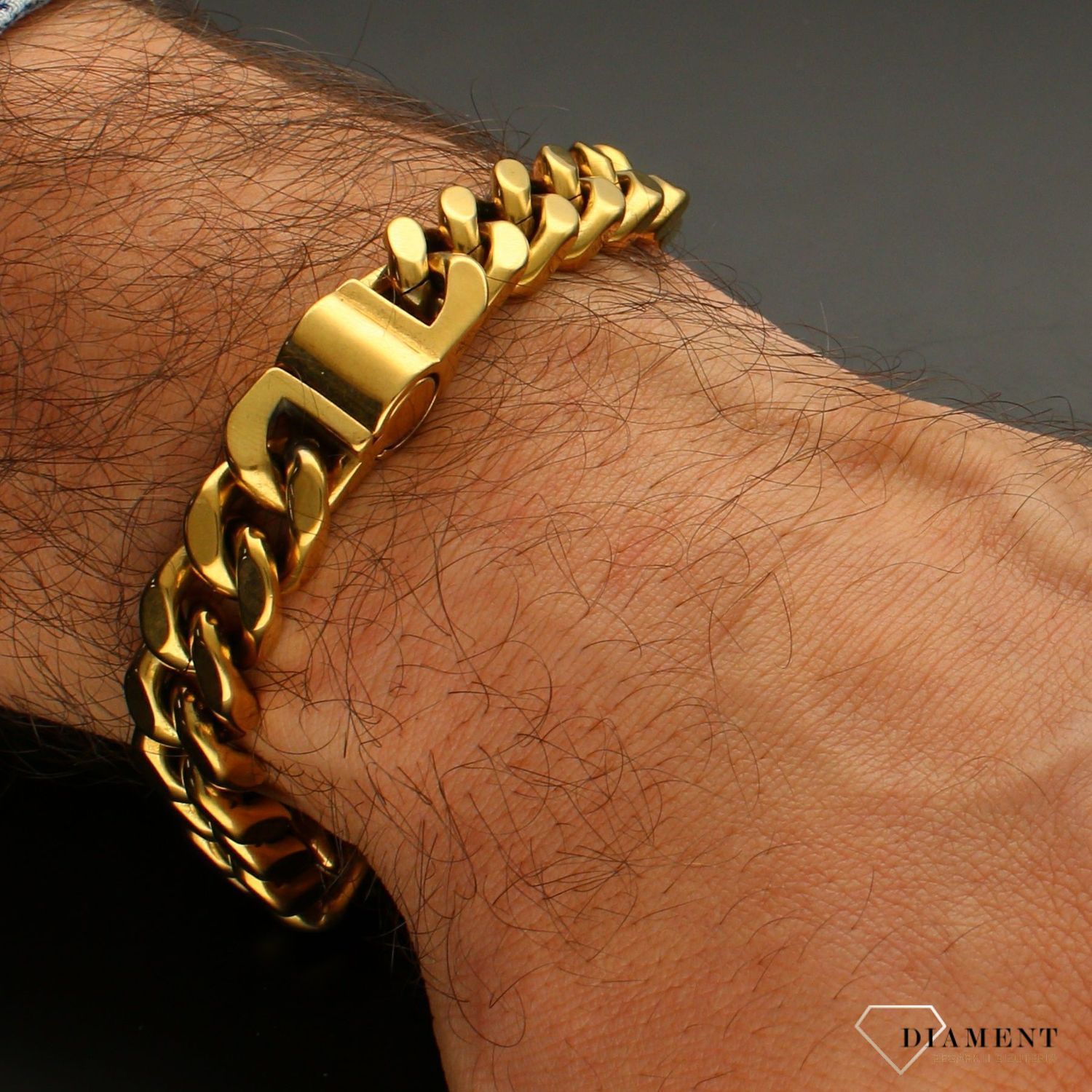 Bransoletka męska GUESS w kolorze złotym. Bransoletka GUESS w formie złotej pancerki. Bransoletka, która świetnie się sprawdzi jako dodatek do stylizacji. Bransoletkę można zestawić (2).jpg