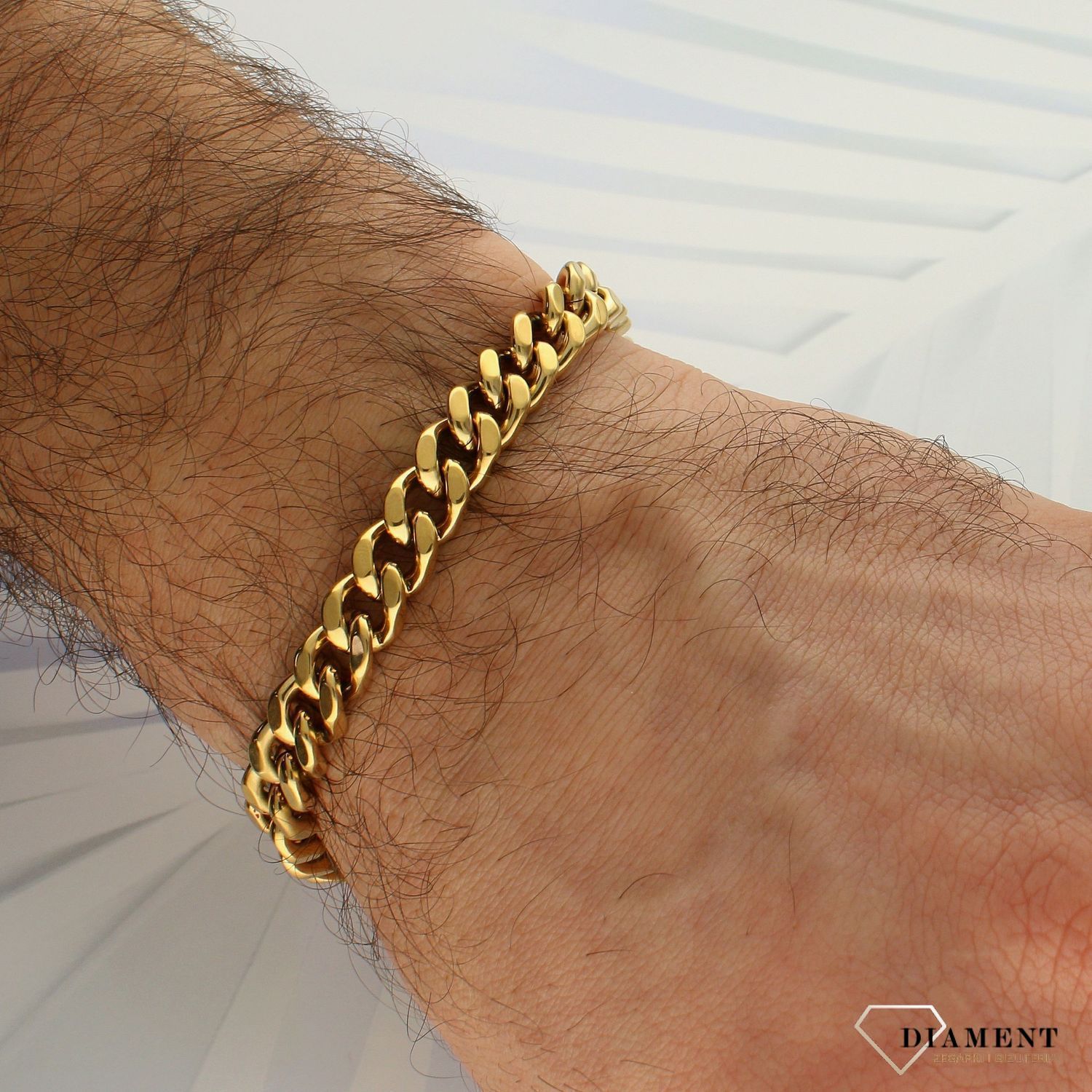 Bransoletka męska GUESS w kolorze złotym. Bransoletka GUESS w formie złotej pancerki. Bransoletka, która świetnie się sprawdzi jako.jpg