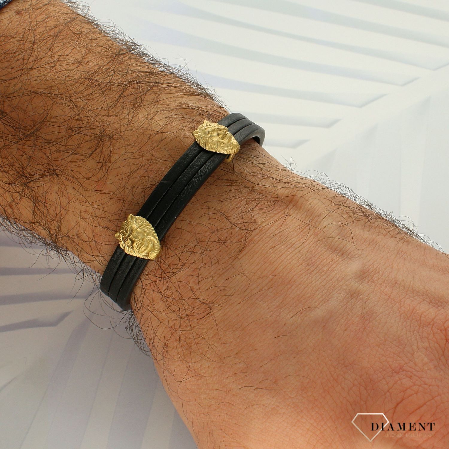 Bransoletka męska GUESS skórzany pasek ze stalowym zapięciem w kolorze złota. Bransoletka męska Guess w kolorze czarnym z wizerunkiem lwa. Bransoletka, która świetnie się sprawdzi jako dodatek do stylizacji..jpg