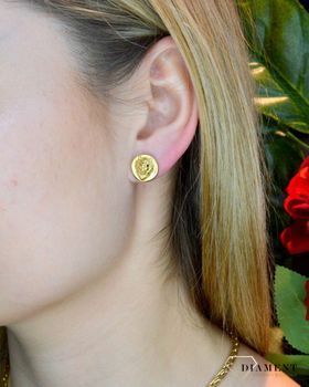 Złote kolczyki damskie GUESS 'Głowa Lwa' UME70013. Kolczyki GUESS stalowe w ponadczasowym dla tej marki modelem Lwa w kolorze złotym. Stalowe kolczyki pozłacane, wykonane z najwyższej jfdści stali. Kolcz (3).JPG
