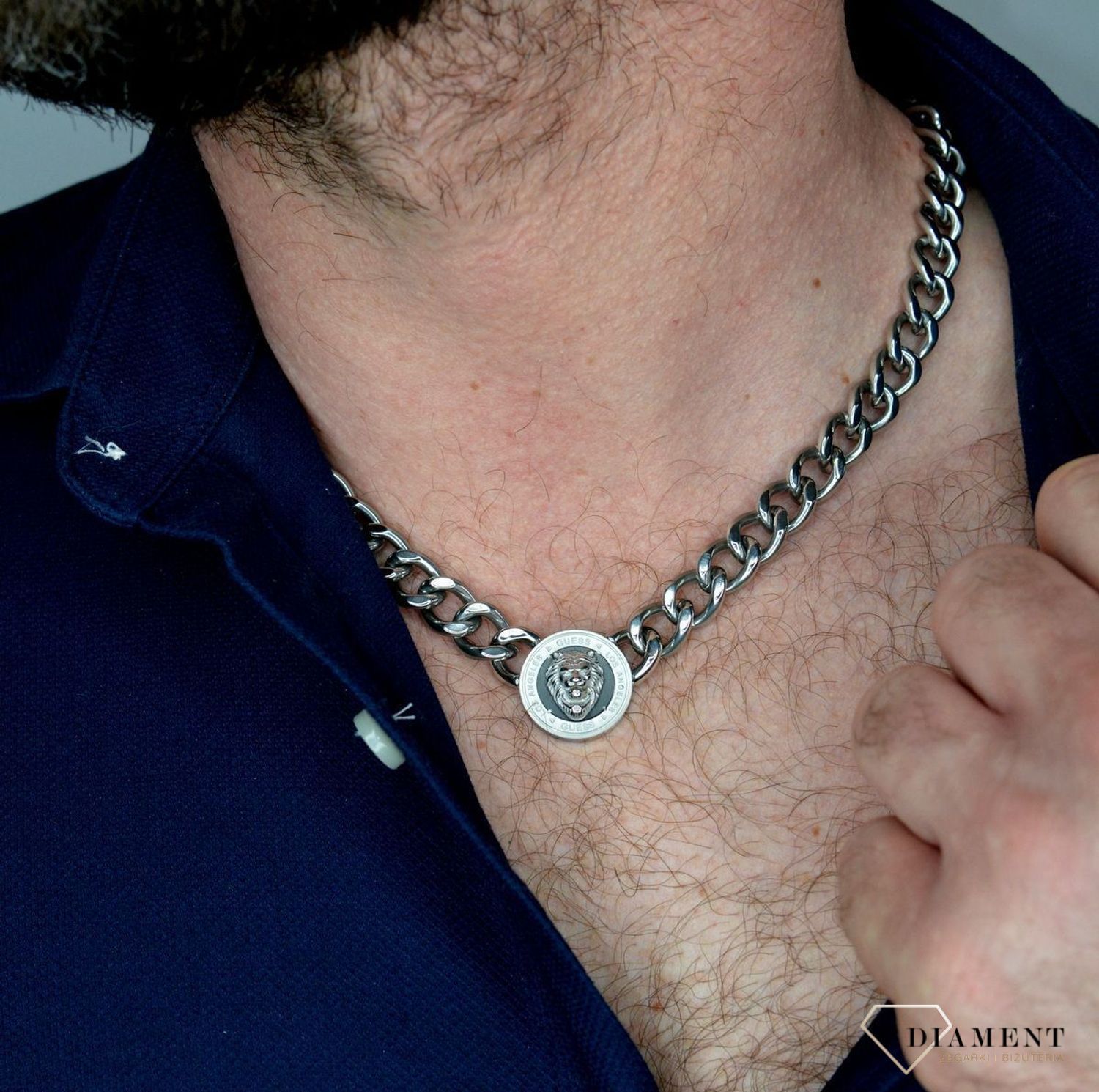 Naszyjnik męski GUESS moneta z głową lwa UMN20010. Naszyjnik w formie srebrnej pancerki z logiem GUESS. Zawieszka w kształcie monety z głową lwa i grawerowanym log.jpg