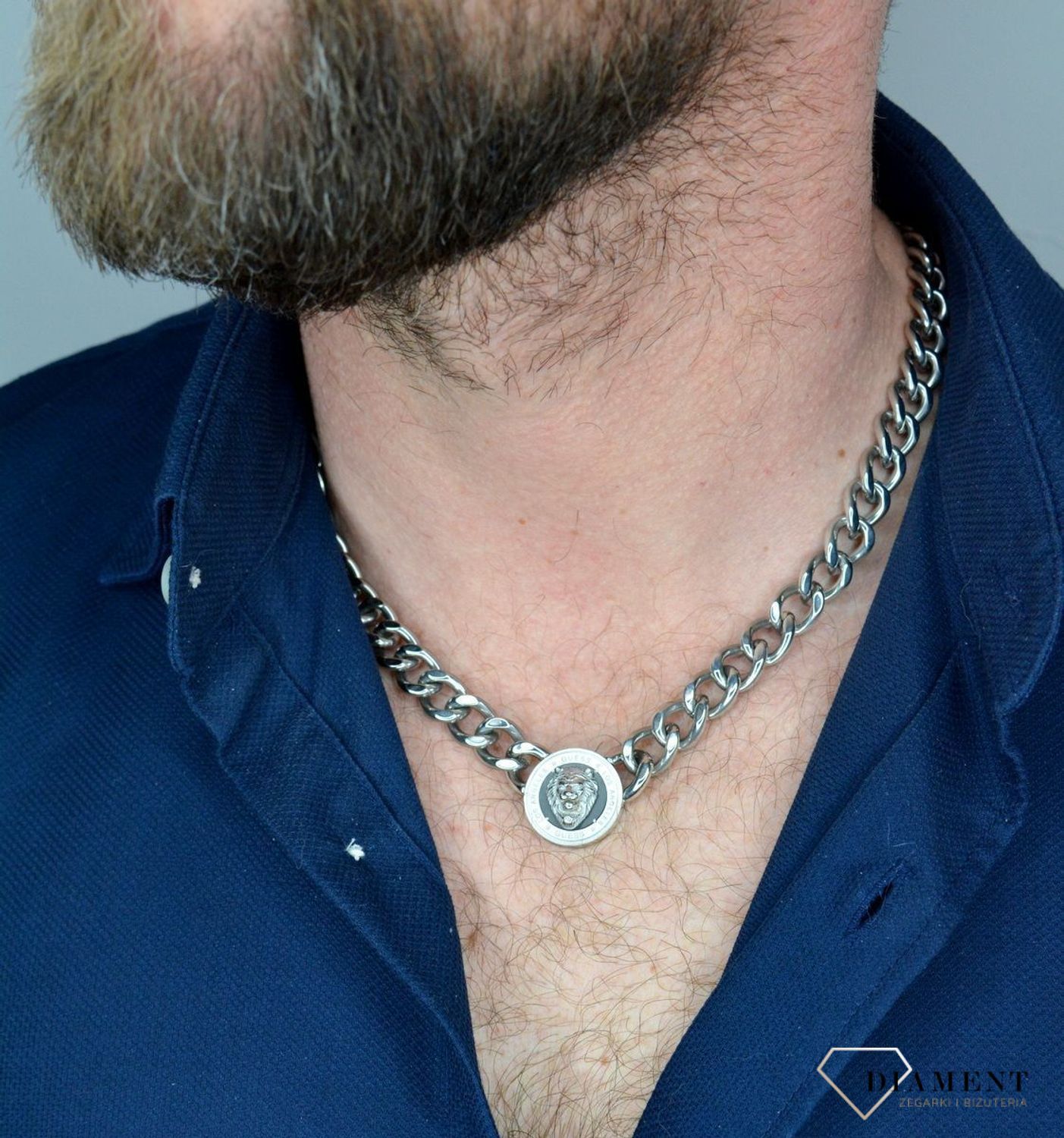 Naszyjnik męski GUESS moneta z głową lwa UMN20010. Naszyjnik w formie srebrnej pancerki z logiem GUESS. Zawieszka w kształcie monety z głową lwa i grawerowanym log.jpg