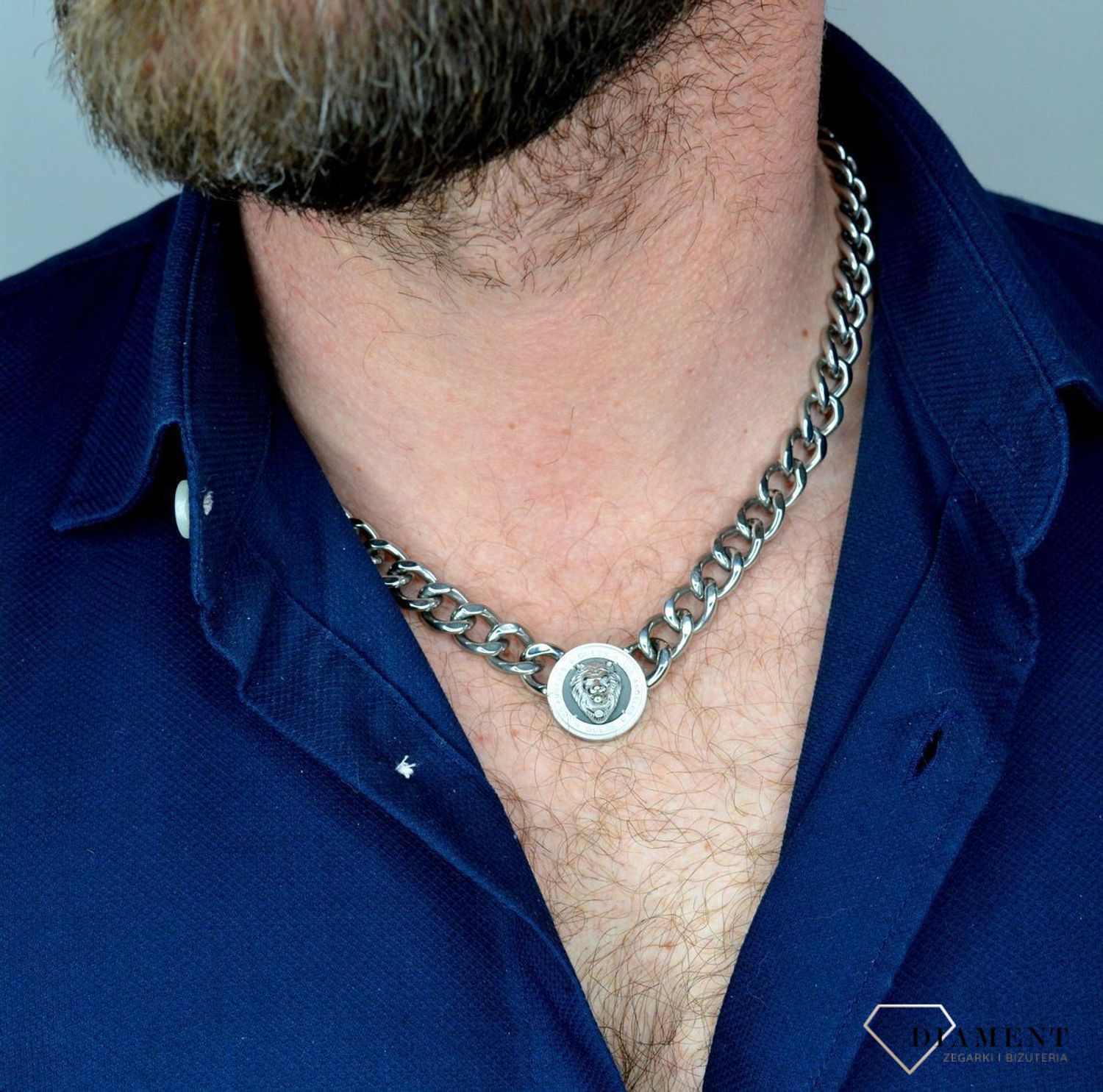 Naszyjnik męski GUESS moneta z głową lwa UMN20010. Naszyjnik w formie srebrnej pancerki z logiem GUESS. Zawieszka w kształcie monety z głową lwa i grawerowanym log.jpg