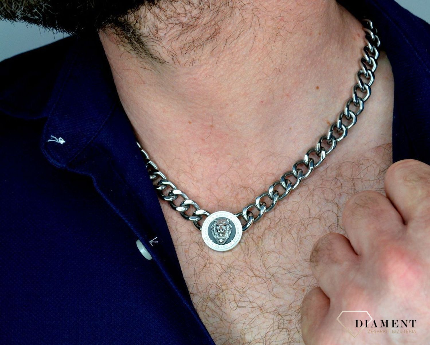 Naszyjnik męski GUESS moneta z głową lwa UMN20010. Naszyjnik w formie srebrnej pancerki z logiem GUESS. Zawieszka w kształcie monety z głową lwa i grawerowanym log.jpg