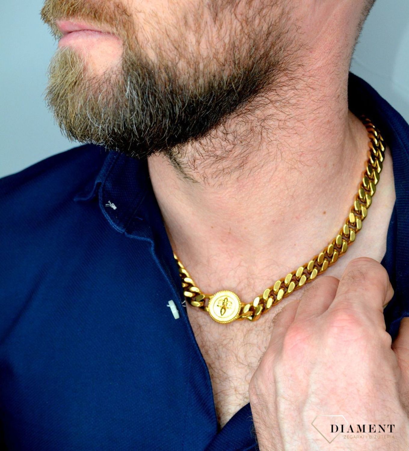 Naszyjnik męski GUESS z monetą i logo Guess UMN70007.  Naszyjnik w formie złotej pancerki z logiem GUESS. Zawieszka w kształcie monety z motywem lilii i grawerowan.jpg