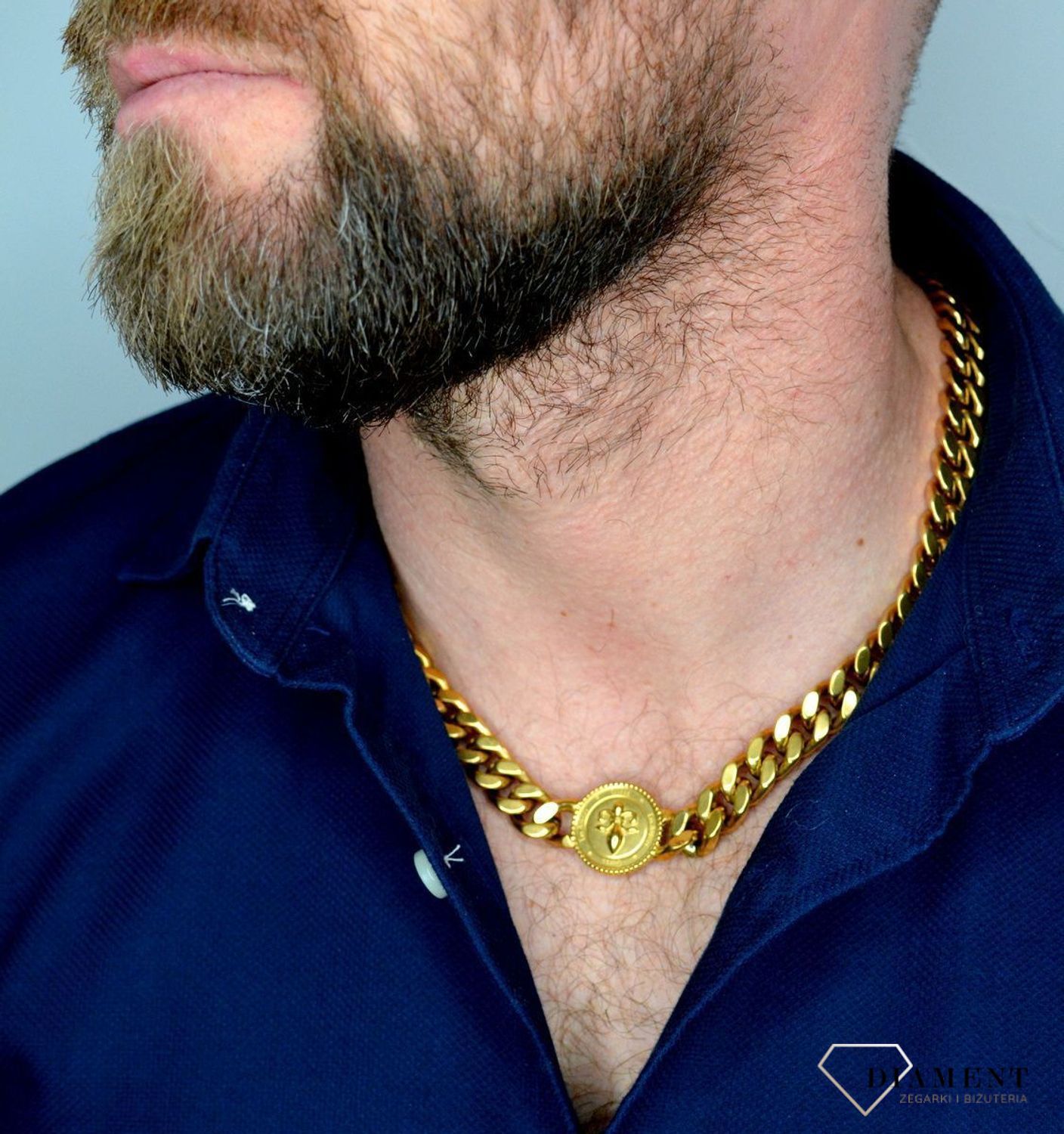 Naszyjnik męski GUESS z monetą i logo Guess UMN70007.  Naszyjnik w formie złotej pancerki z logiem GUESS. Zawieszka w kształcie monety z motywem lilii i grawerowan.jpg