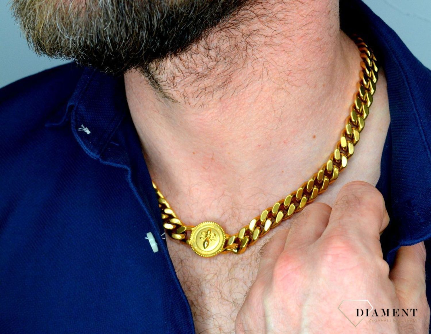 Naszyjnik męski GUESS z monetą i logo Guess UMN70007.  Naszyjnik w formie złotej pancerki z logiem GUESS. Zawieszka w kształcie monety z motywem lilii i grawerowan.jpg