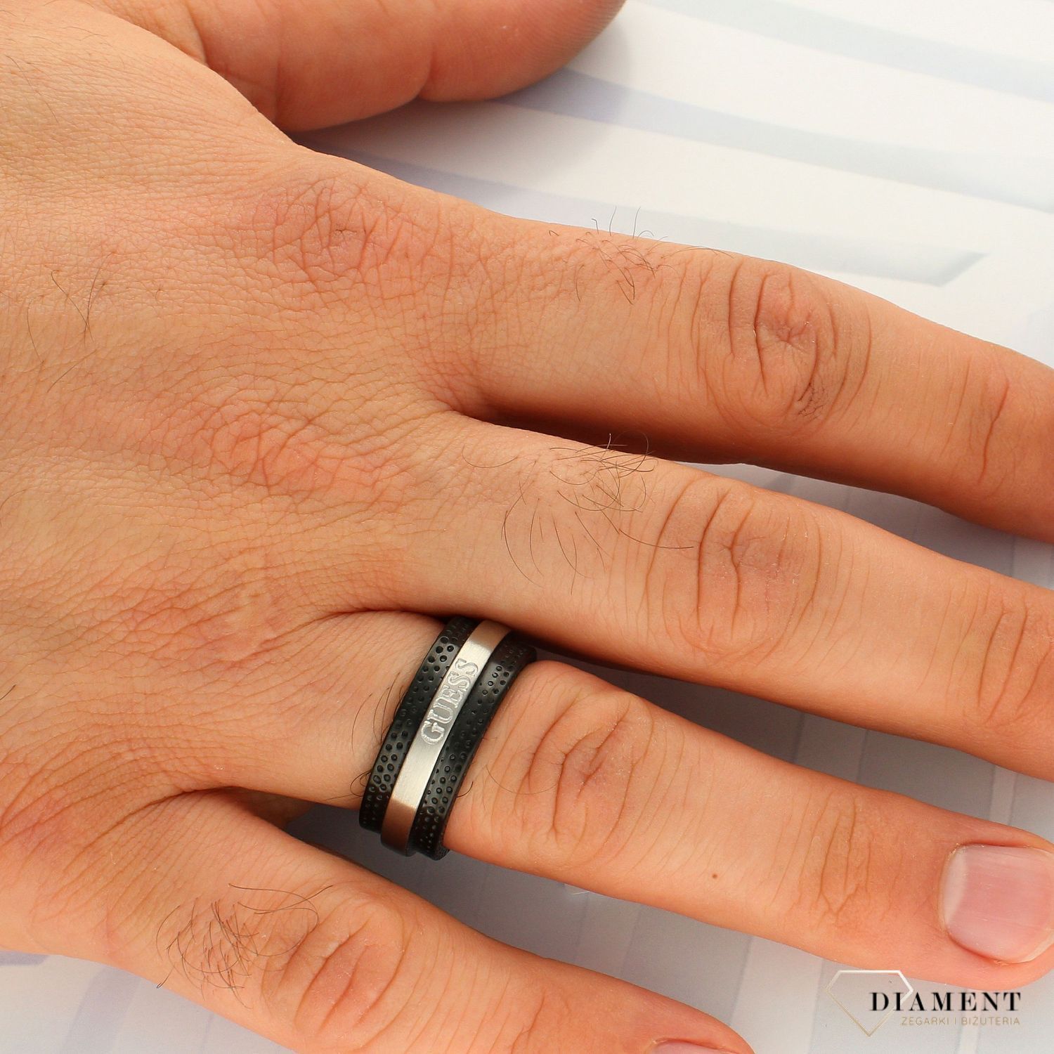 Obrączka męska GUESS UMR28003. Obrączka męska GUESS czarna z napisem GUESS. Pierścionek wykonano ze stali..jpg