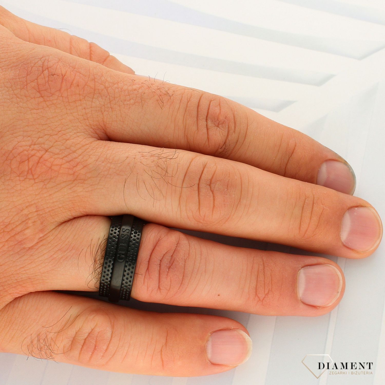 Obrączka męska GUESS czarna UMR28004. Obrączka męska GUESS czarna z napisem GUESS. Pierścionek wykonano ze stali..jpg