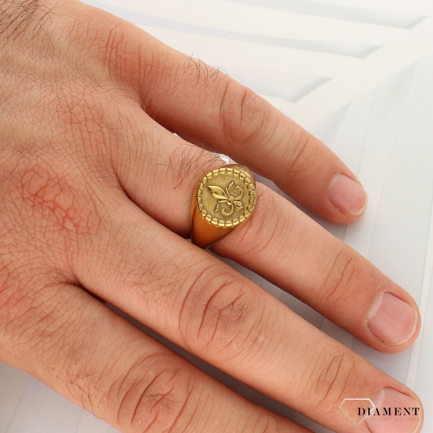 Złoty sygnet męski GUESS UMR70003. Sygnet męski GUESS pozłacany z napisem marki GUESS.  Stalowy pierścionek  pozłacany w formie sygnetu wydają się być jednym z naj.jpg