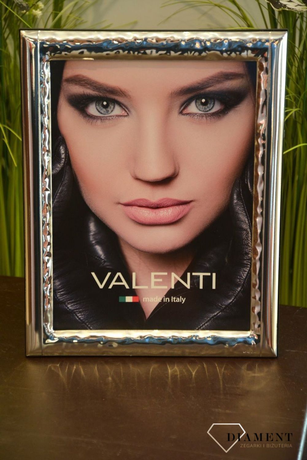 Stylowa ramka na zdjęcia utrzymana w nowoczesnym stylu. Produkt renomowanej włoskiej firmy Valenti znanej z wysokiej jakości wykonania i dbałości o detal (2).jpg