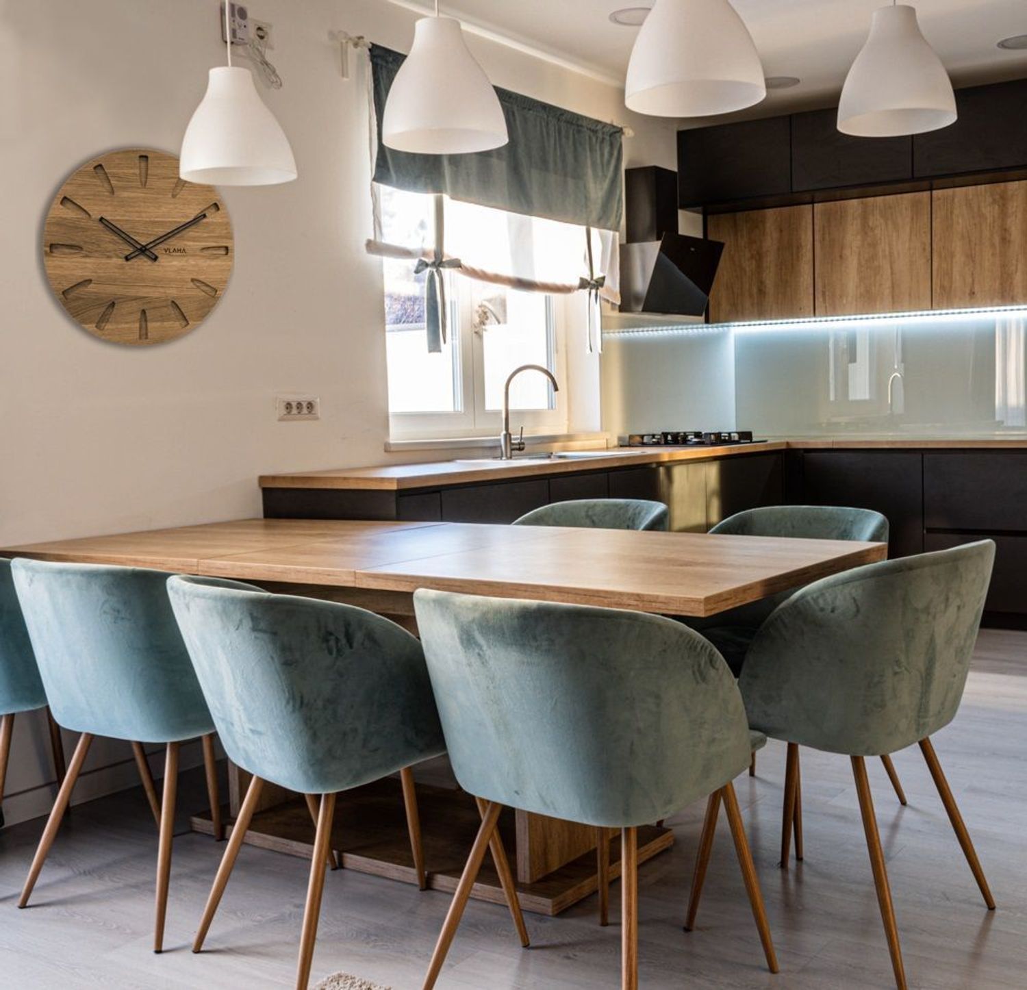 Zegar ścienny Vlaha VCT1022 - Z litego drewna dębowego.jpg